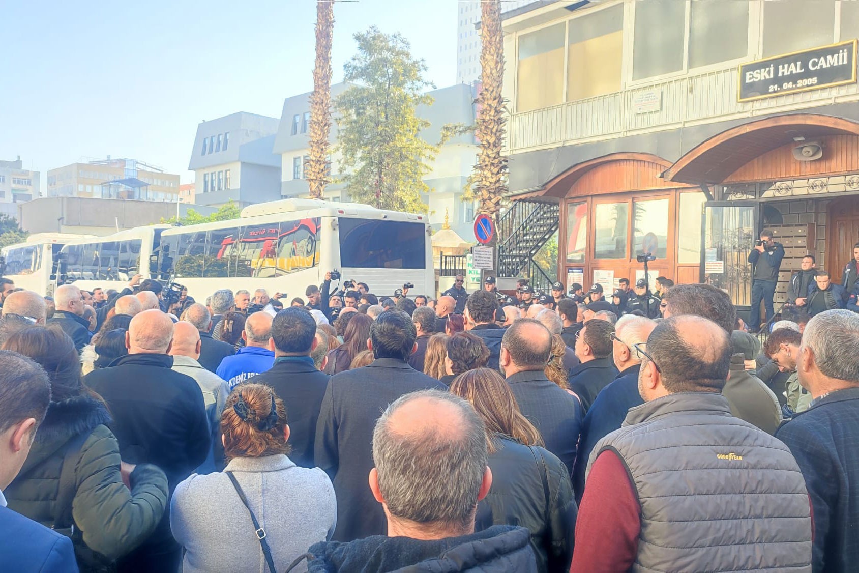 Akdeniz Belediyesi önünde kayyım protestosu