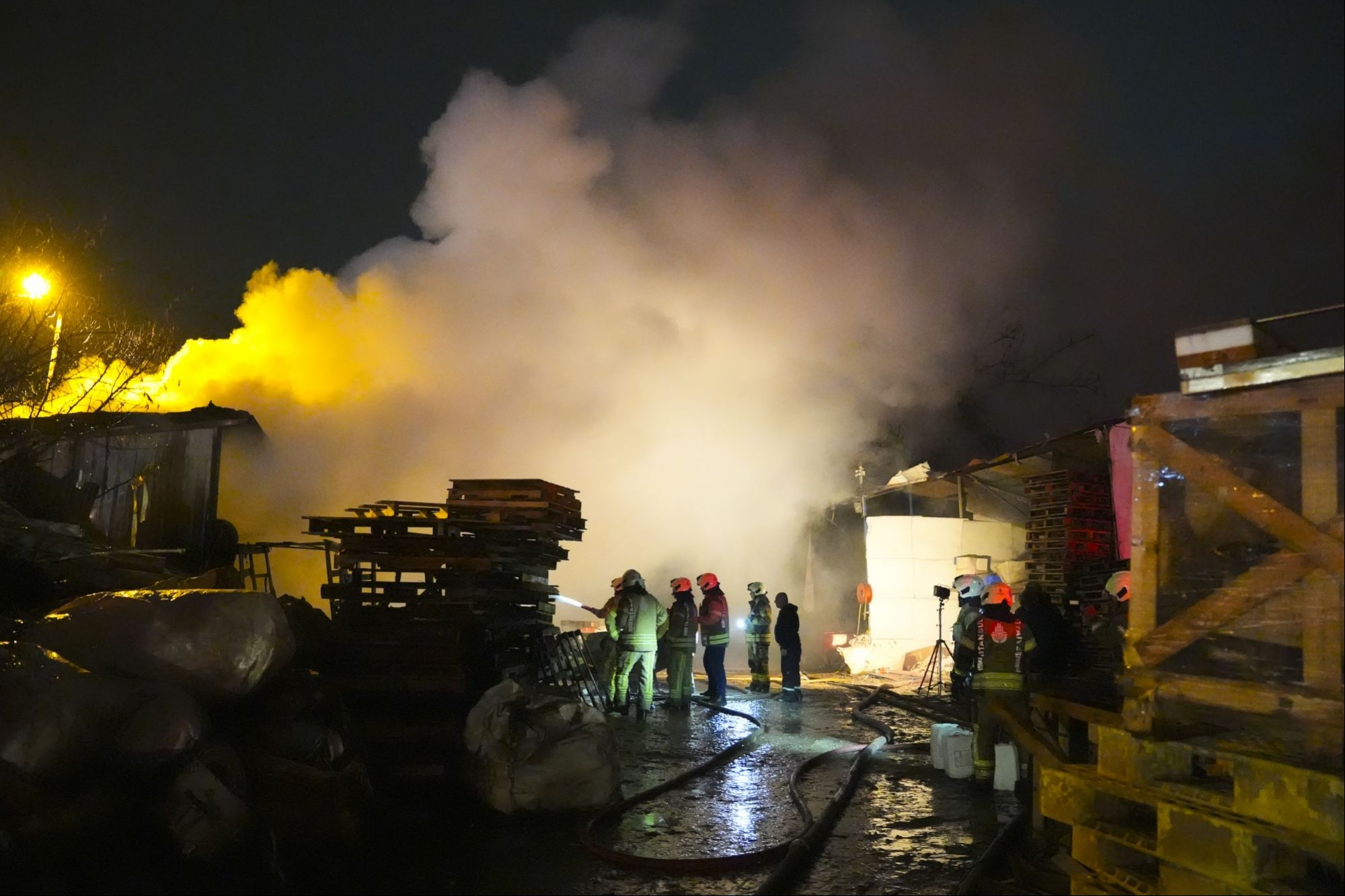 Tuzla'da palet fabrikasında çıkan yangın söndürüldü