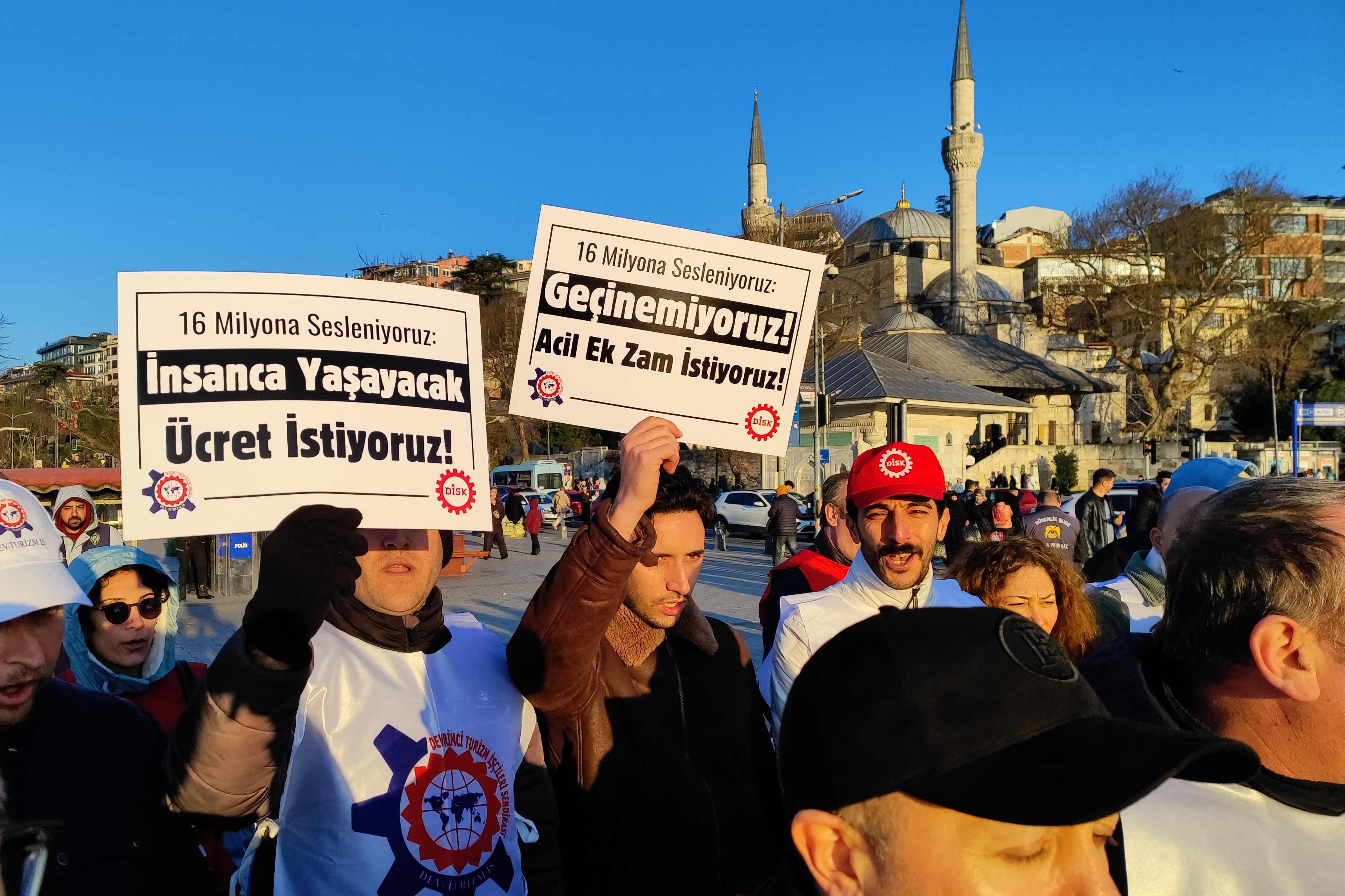 Beltur işçileri ücretlerinde ek zam talebiyle Üsküdar Vapur İskelesi önünde açıklama yaptı 