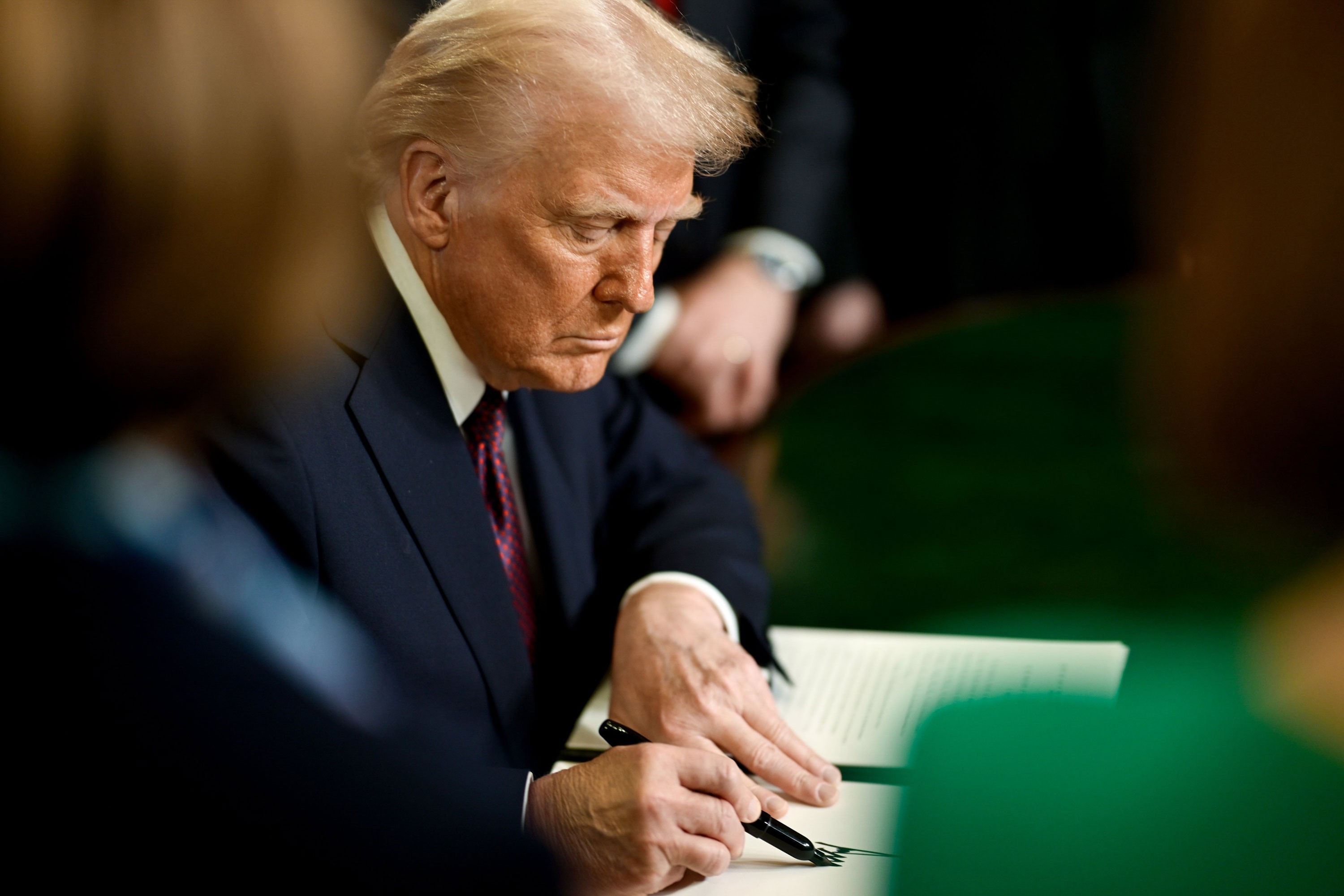 Trump, İran'a baskıyı artıran kararnameyi imzaladı - Evrensel