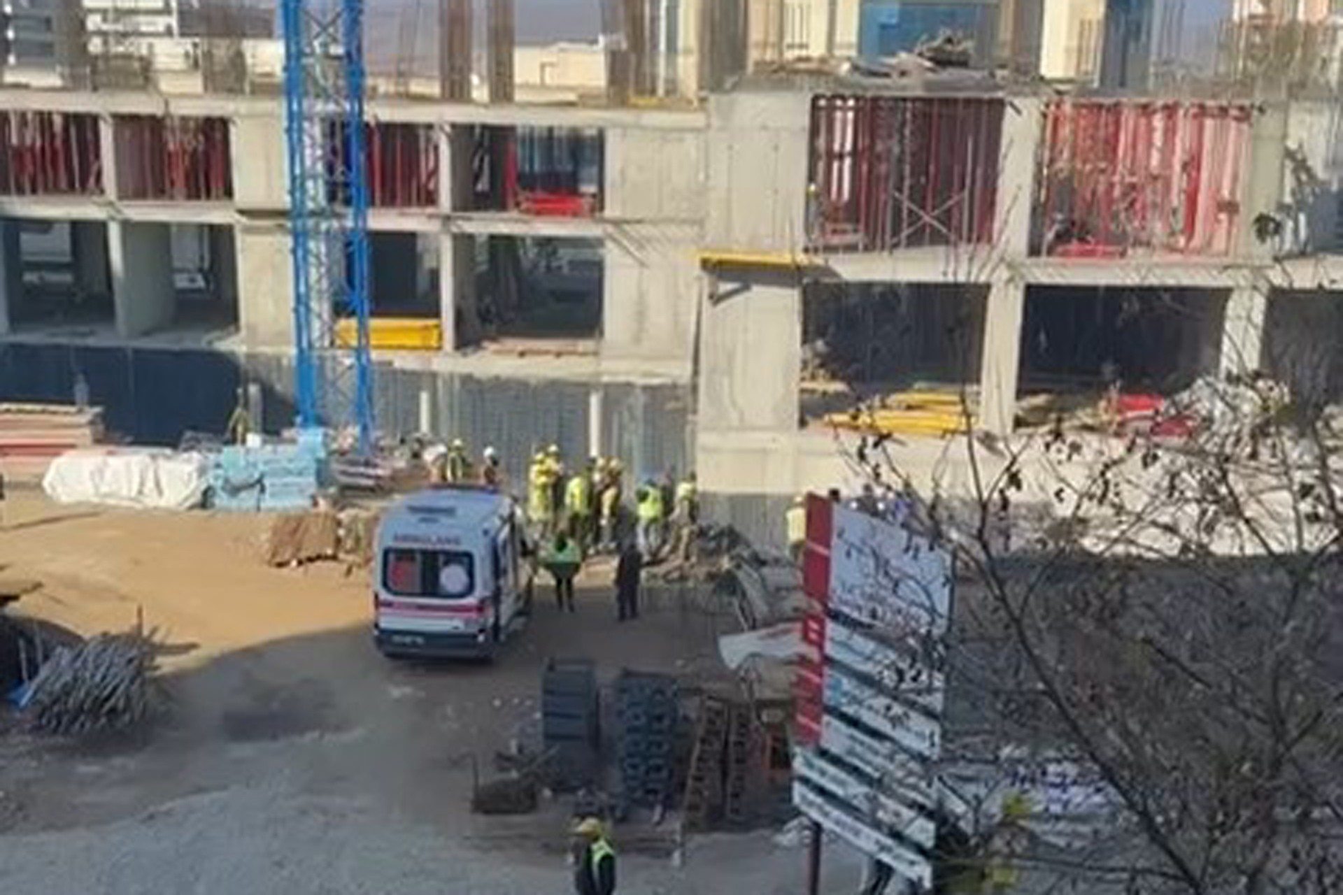 Siirt’te çalıştığı inşaatın 2’nci katından düşen işçi ağır yaralandı