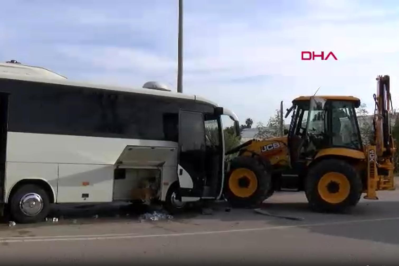 Sporcu çocukları taşıyan midibüs ile iş makinesi çarpıştı; 15'i çocuk, 23 yaralı