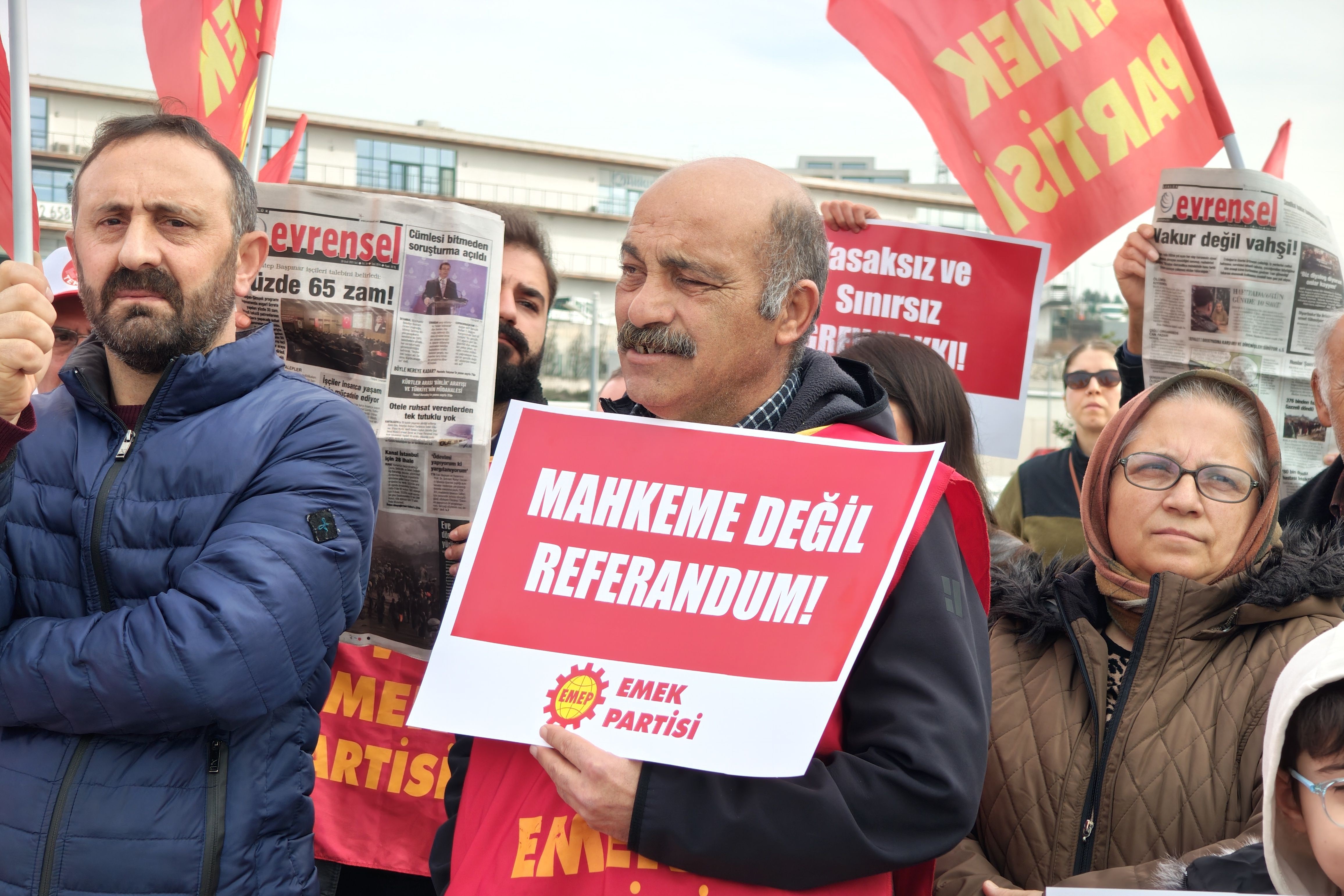 Emek Partisi Sendikal hak ve özgürlükler kampanyasından bir döviz: Mahkeme değil referandum!