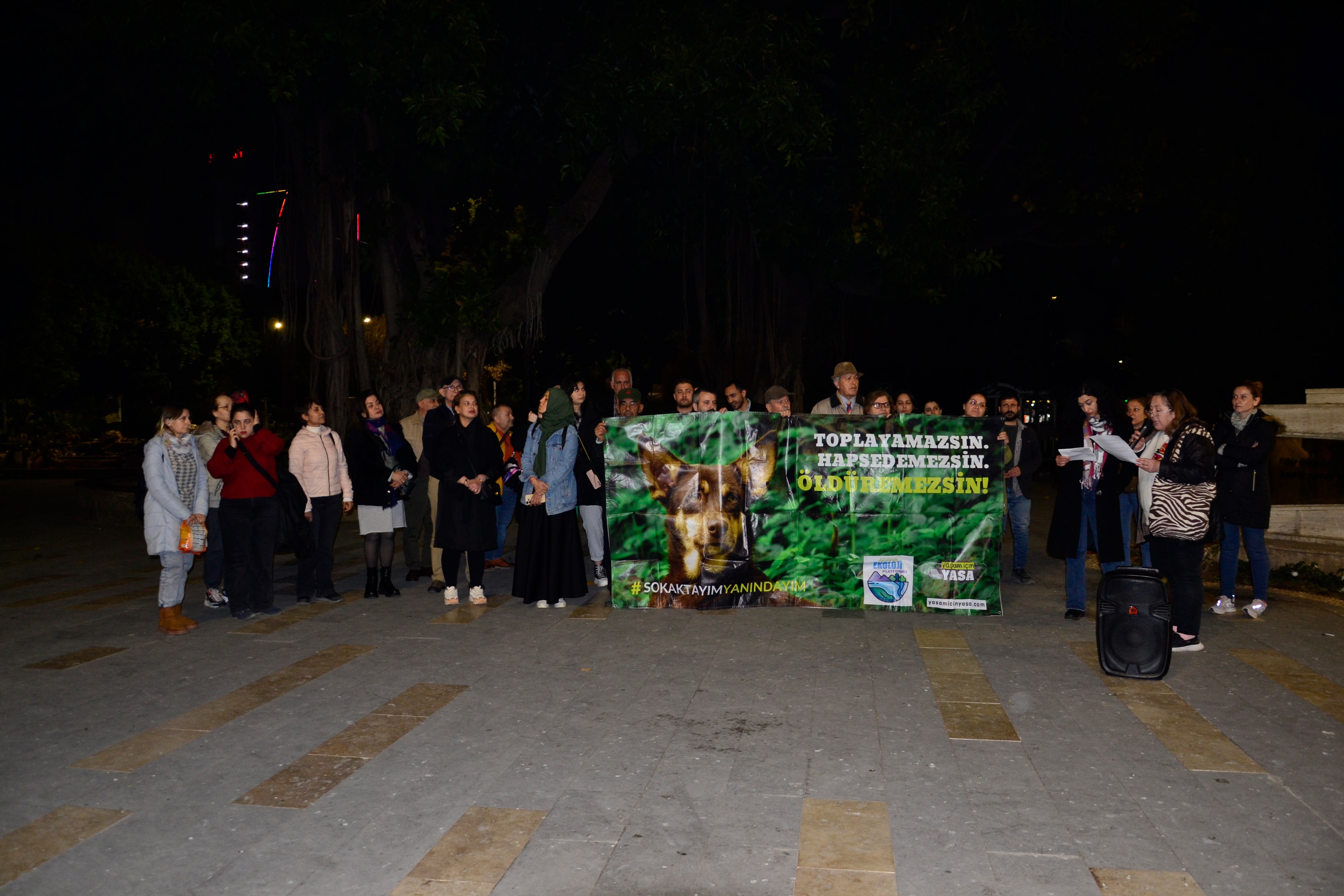 Adana'da AYM'den yasanın iptalini isteyen hayvan hakları savunucuları açıklama yaptı