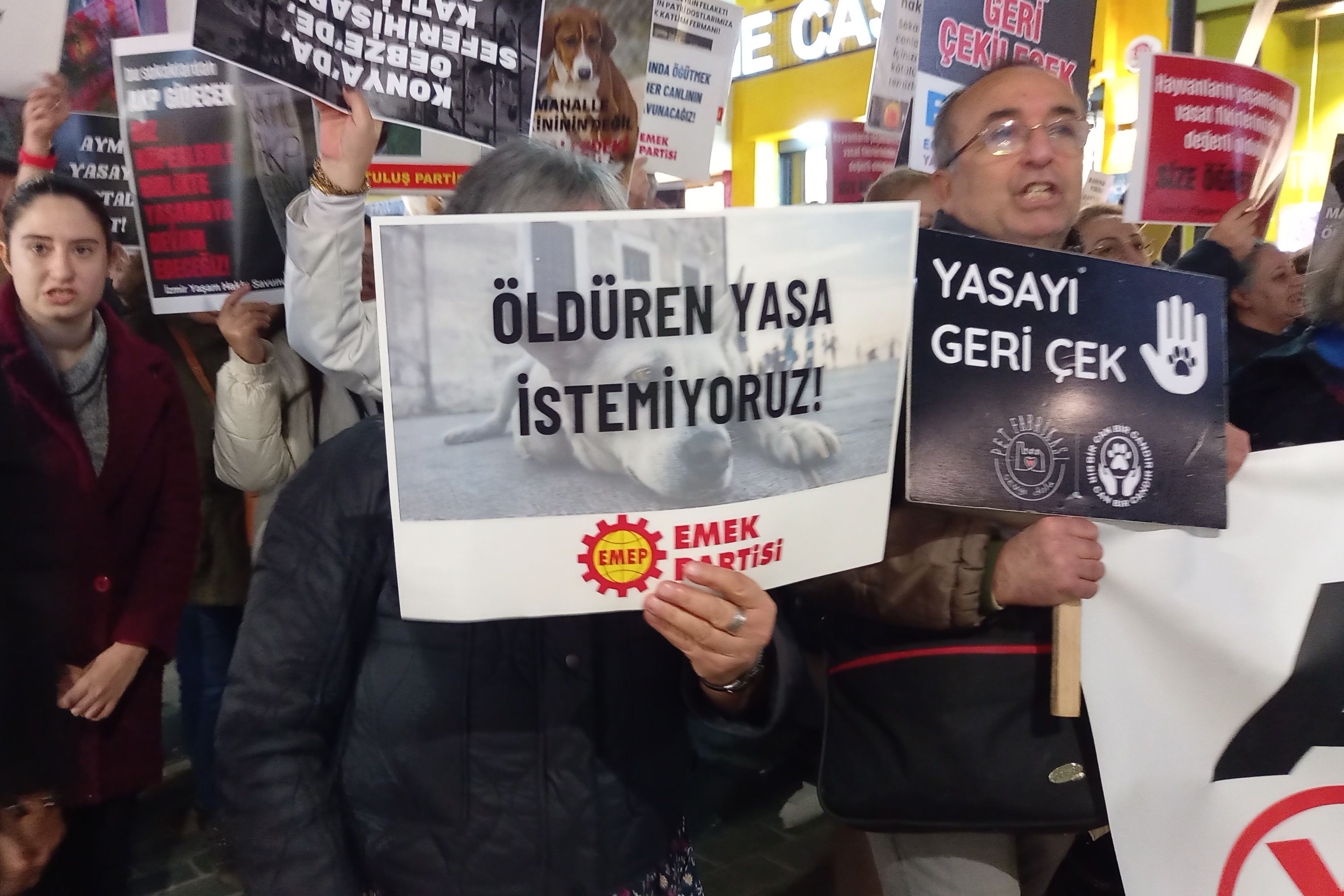 İzmir'de AYM'den yasanın iptalini isteyen hayvan hakları savunucuları açıklama yaptı