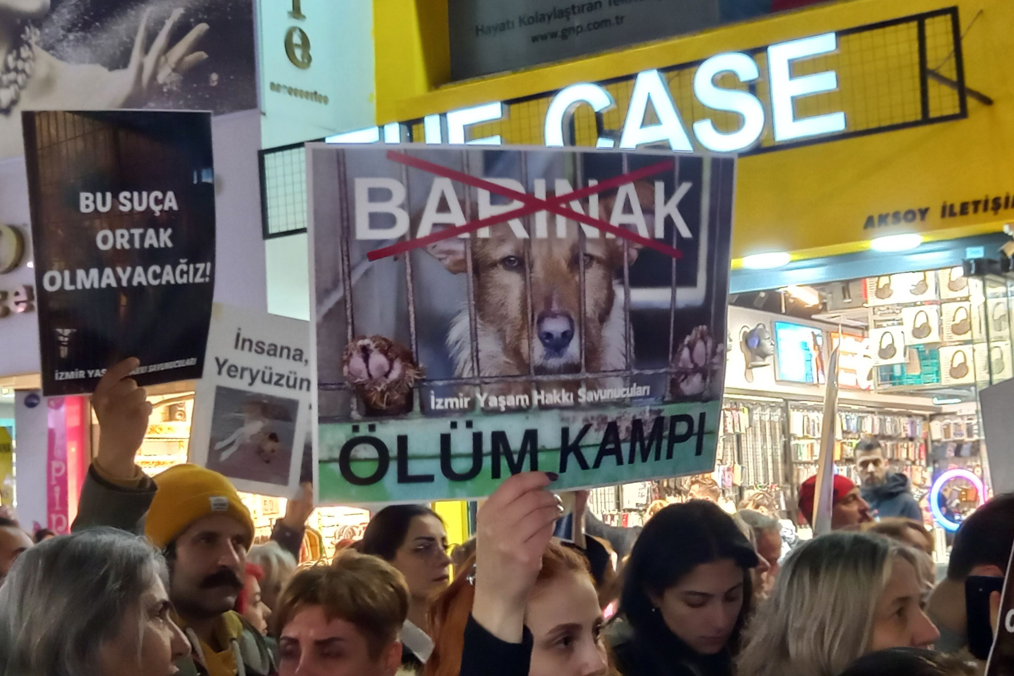 İzmir'de AYM'den yasanın iptalini isteyen hayvan hakları savunucuları açıklama yaptı