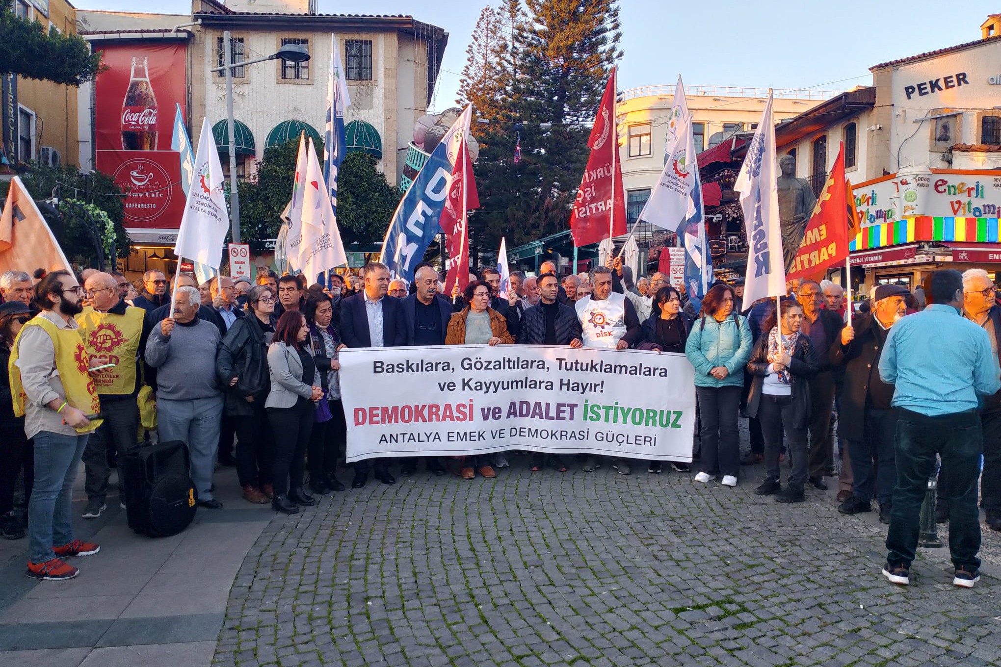 Antalya Emek ve Demokrasi Güçleri: Baskınıza boyun eğmeyeceğiz