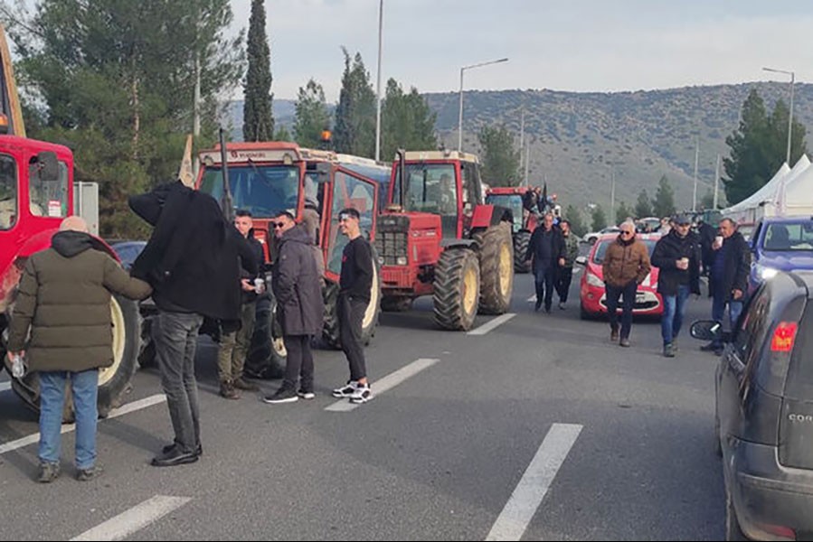 Yunanistan’da üretici köylüler yine barikatlarda