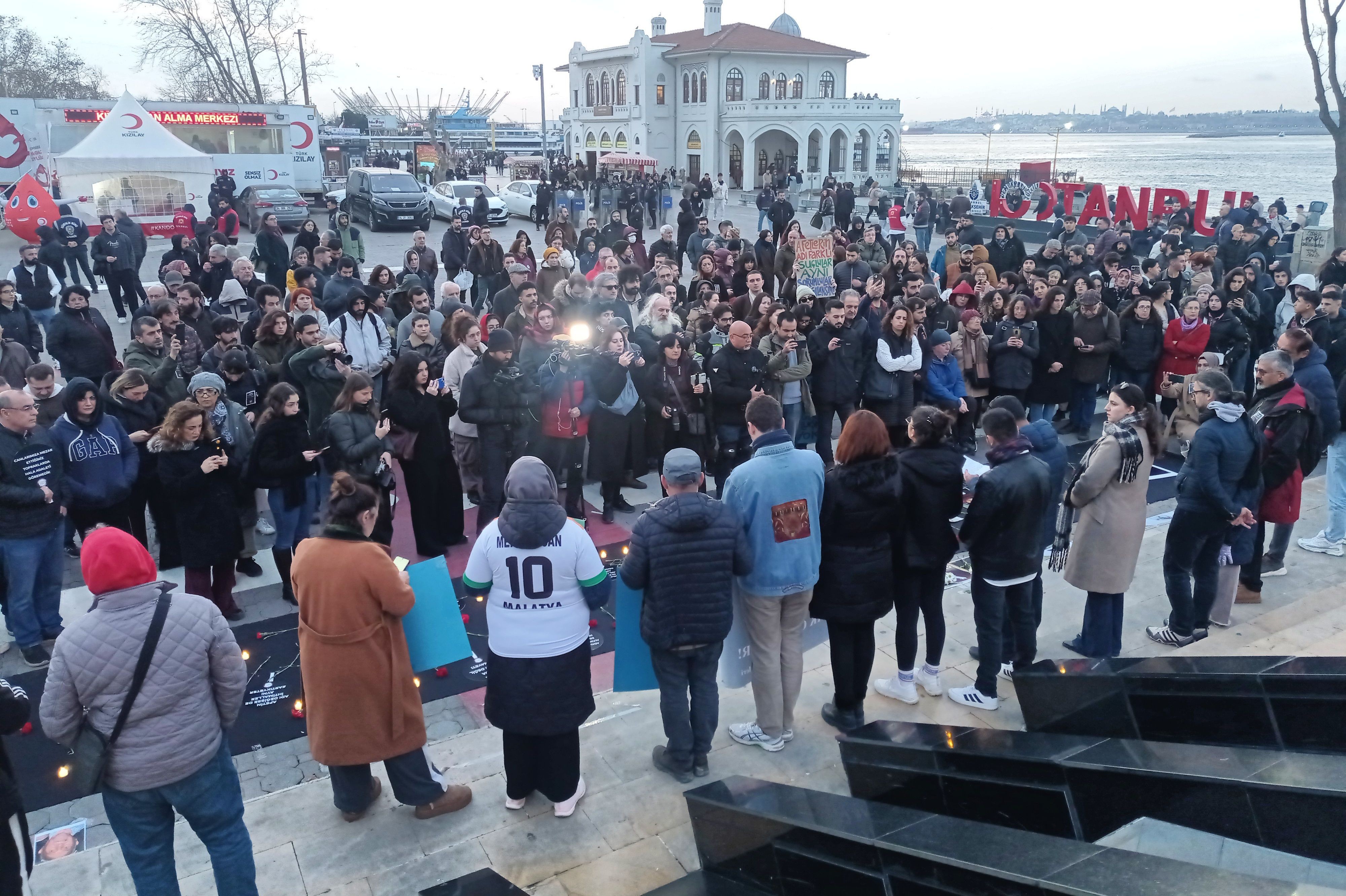 depremde yaşamını yitirenler anıldı