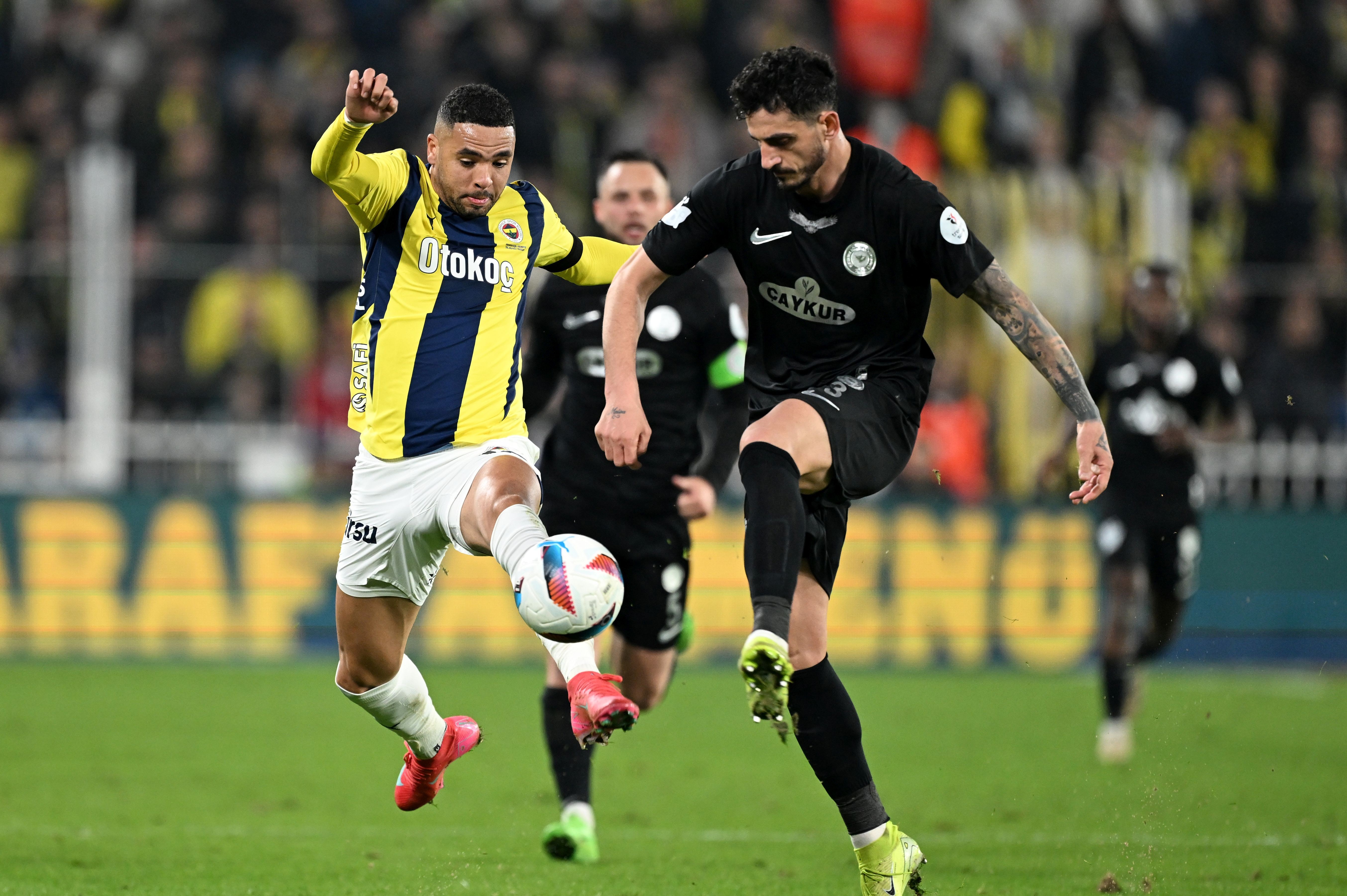 Fenerbahçe Kadıköy'de geriden gelerek kazandı: 3-2