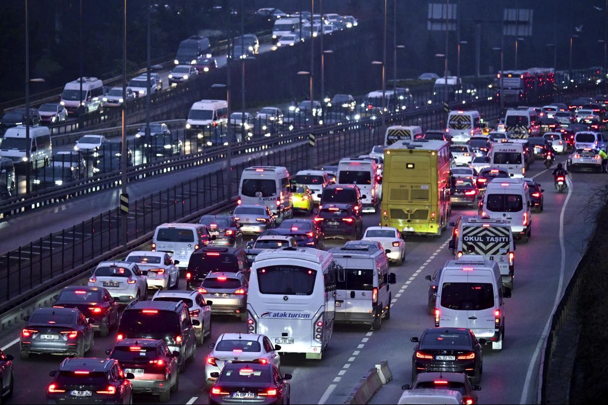 İstanbul'da yarıyıl tatilinin ardından okulların açılmasıyla trafik yoğunluğu oluştu