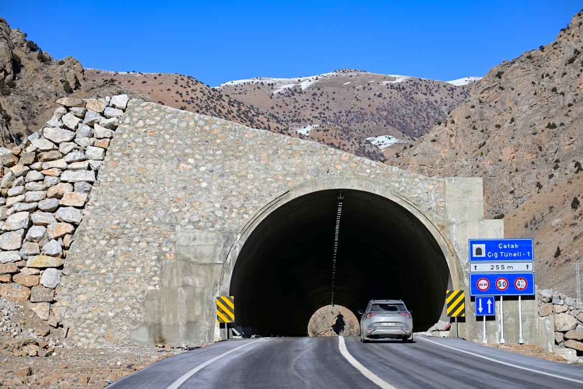 Bahçesaray'da çığ tüneli