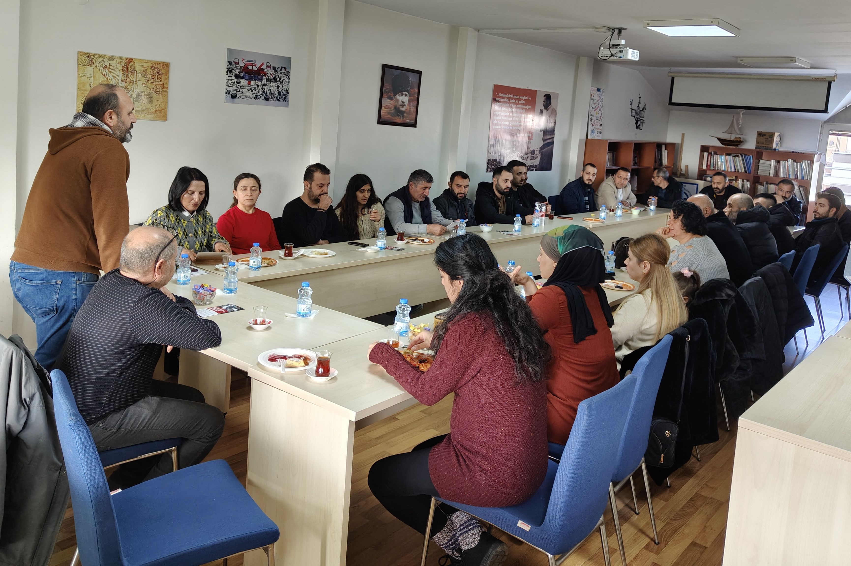 Gebze'de işçiler "Barajsız sendika, yasaksız grev, güvenceli iş" kampanyasını tartıştı