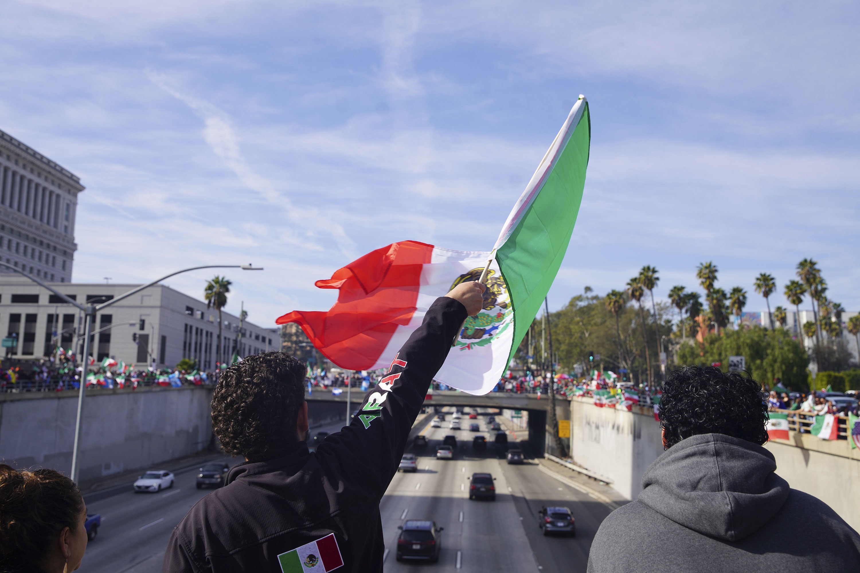 Los Angeles'ta binlerce kişi Trump'ın göçmenlere yönelik sınır dışı politikalarını protesto etti