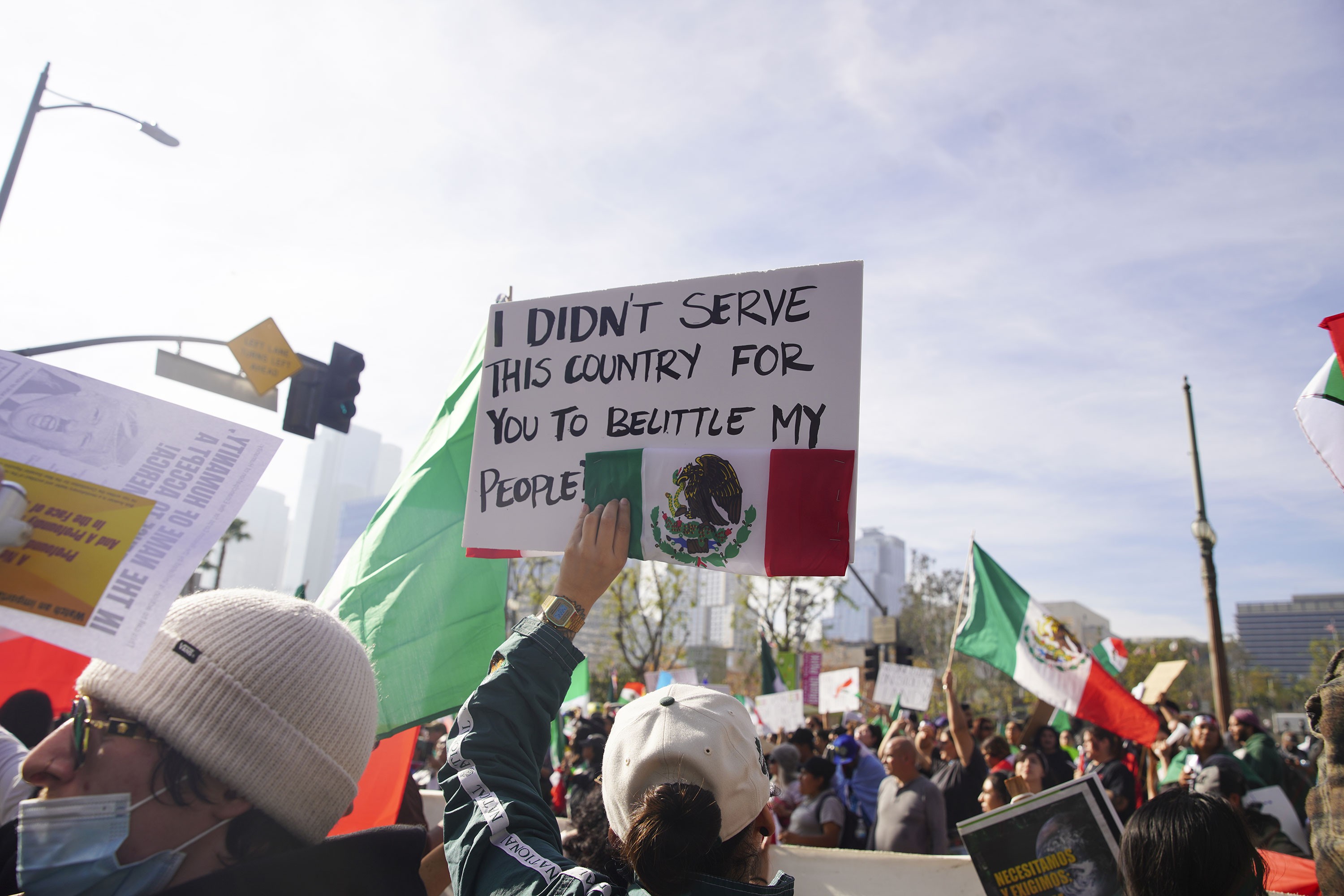 Los Angeles'ta binlerce kişi Trump'ın göçmenlere yönelik sınır dışı politikalarını protesto etti