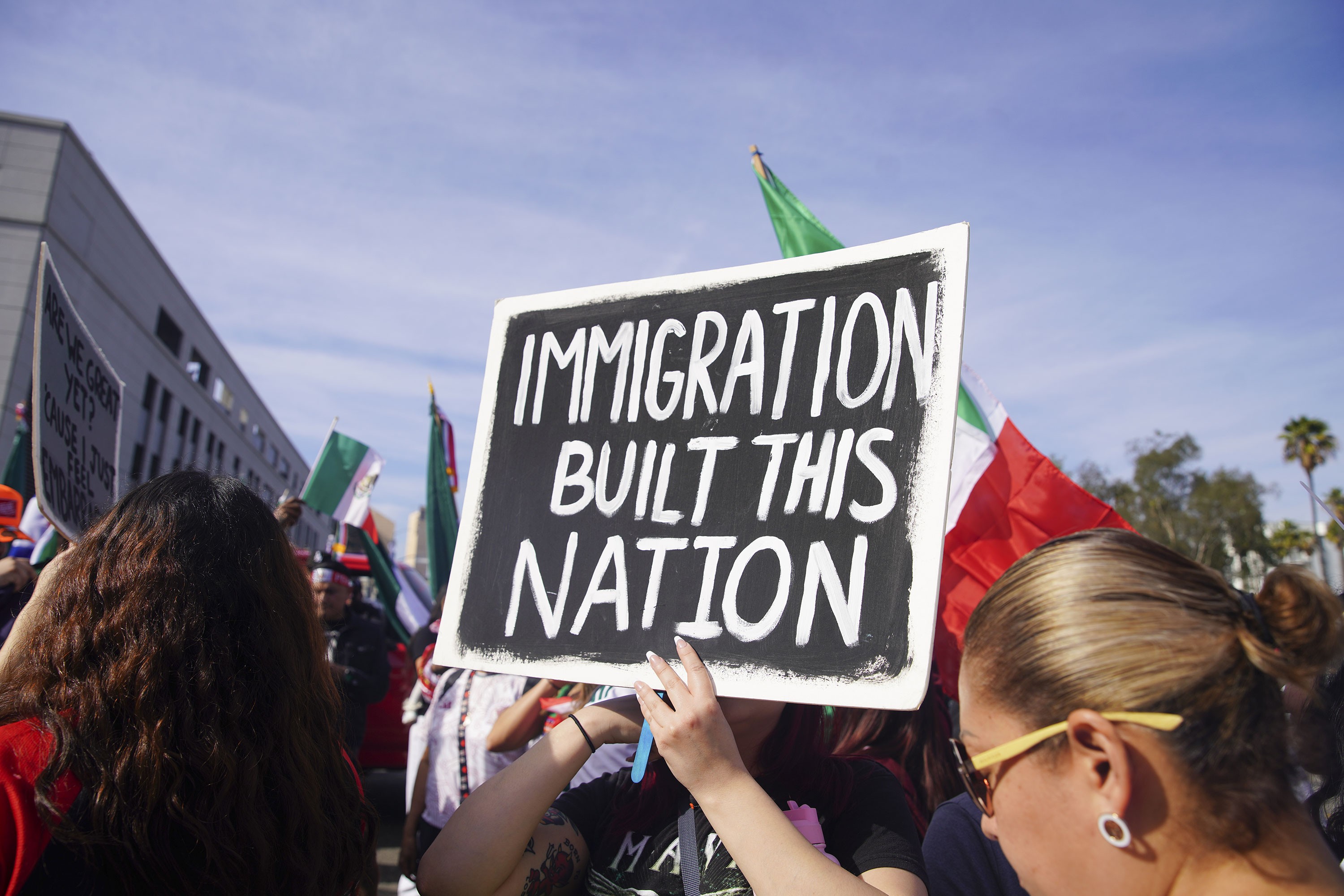 Los Angeles'ta binlerce kişi Trump'ın göçmenlere yönelik sınır dışı politikalarını protesto etti