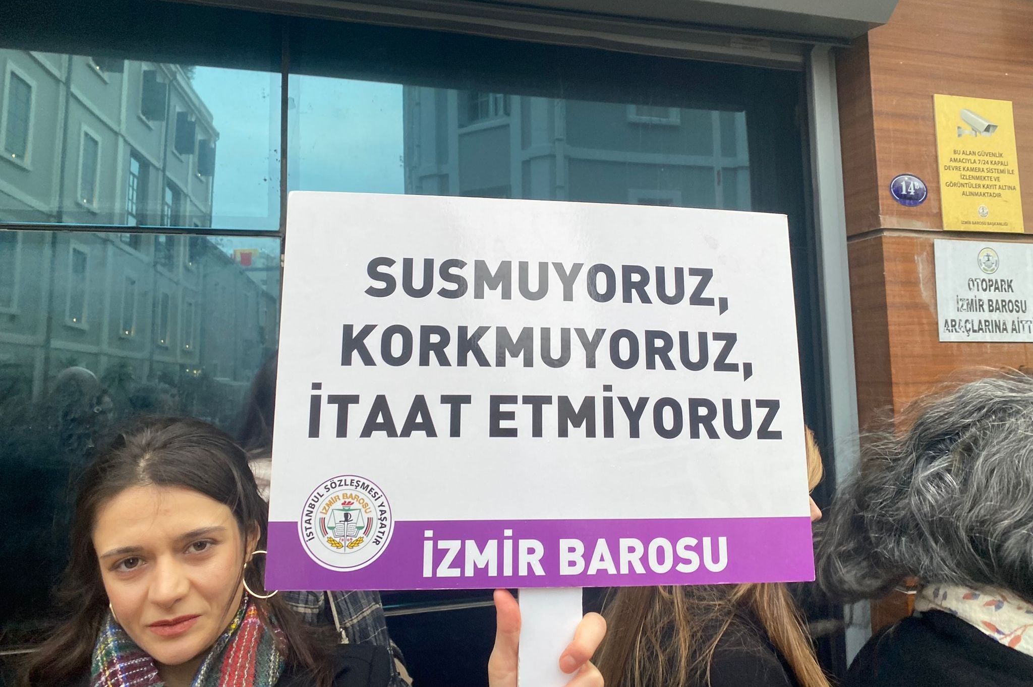 susmuyoruz korkmuyoruz itaat etmiyoruz dövizi 