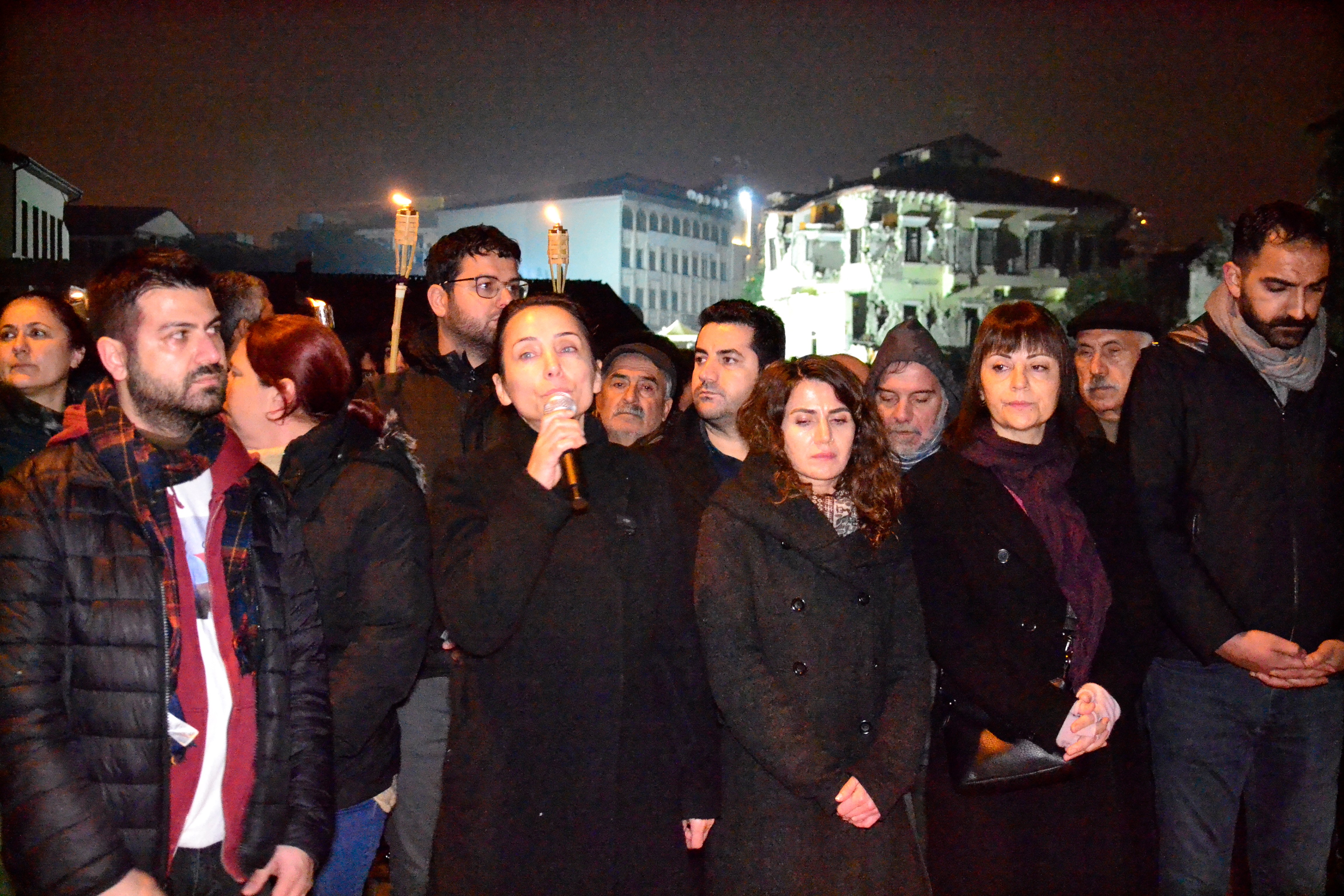 Hataylılar saat 04:17'de depremde  yaşamını yitirenler için yürüdü