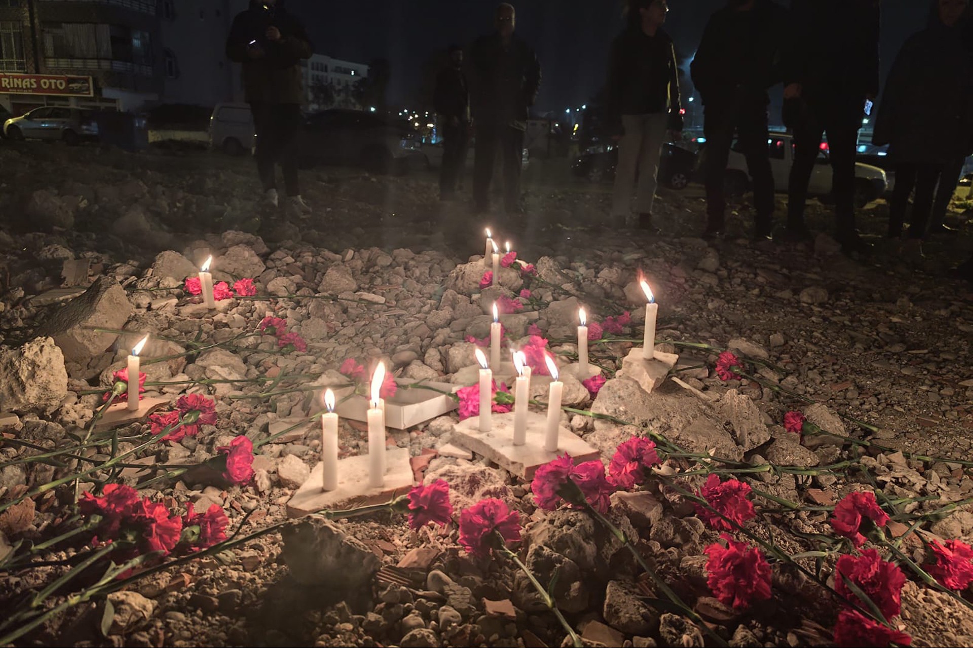 Urfa'da saat 04:17'de depremde yaşamını yitirenler anıldı