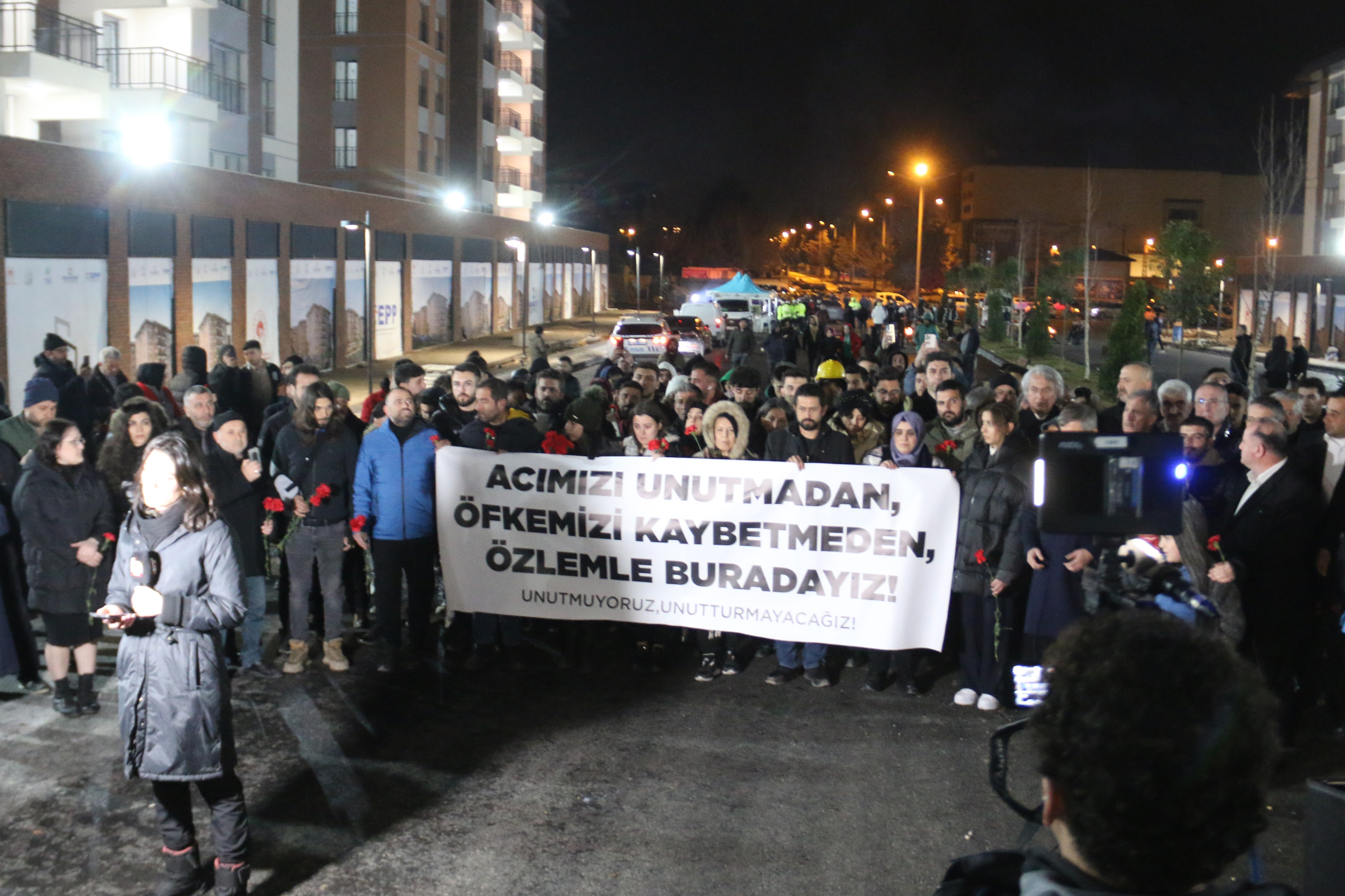 Maraş'ta saat 04:17'de depremde yaşamını yitirenler anıldı