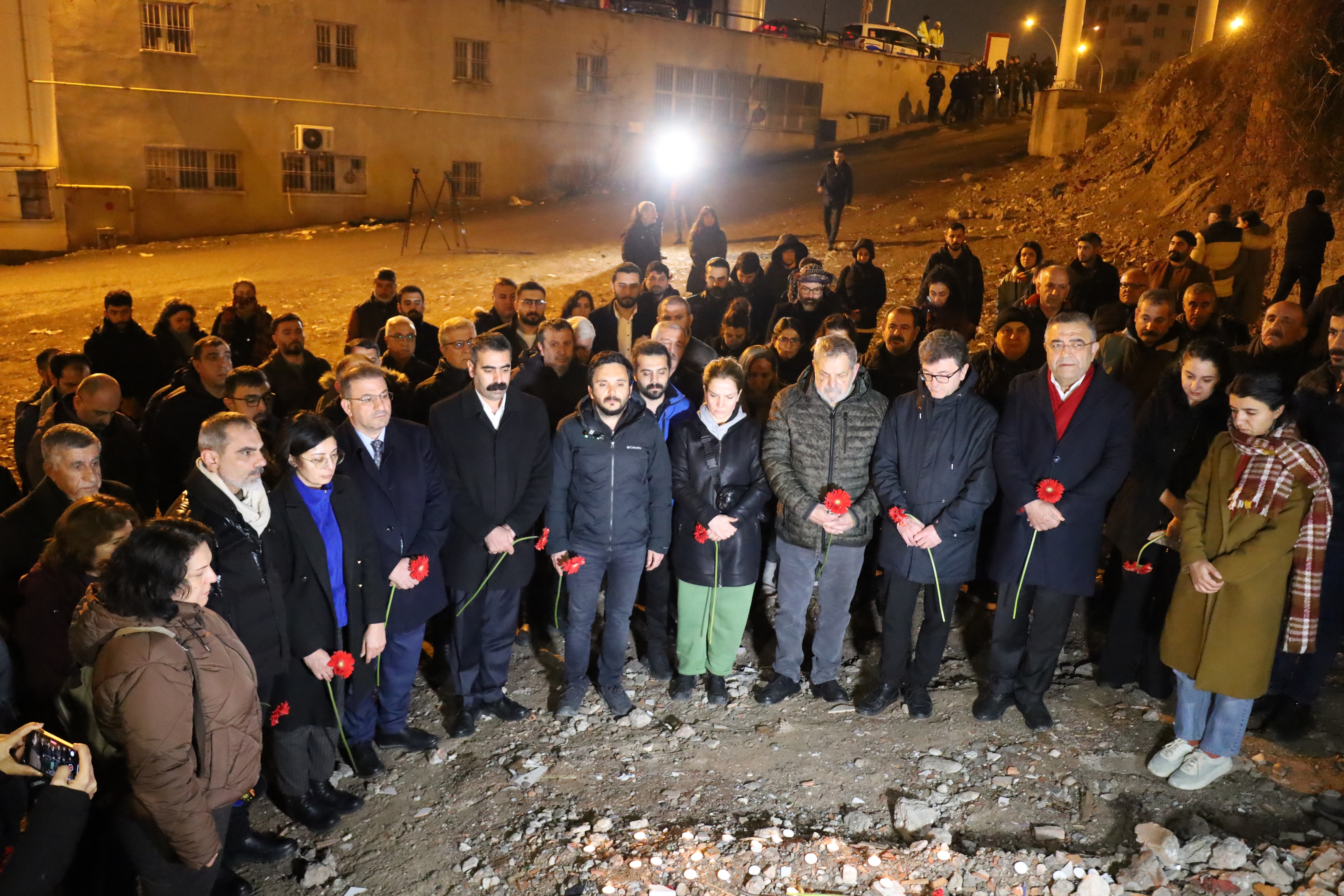 Diyarbakır'da saat 04:17'de depremde yaşamını yitirenler anıldı