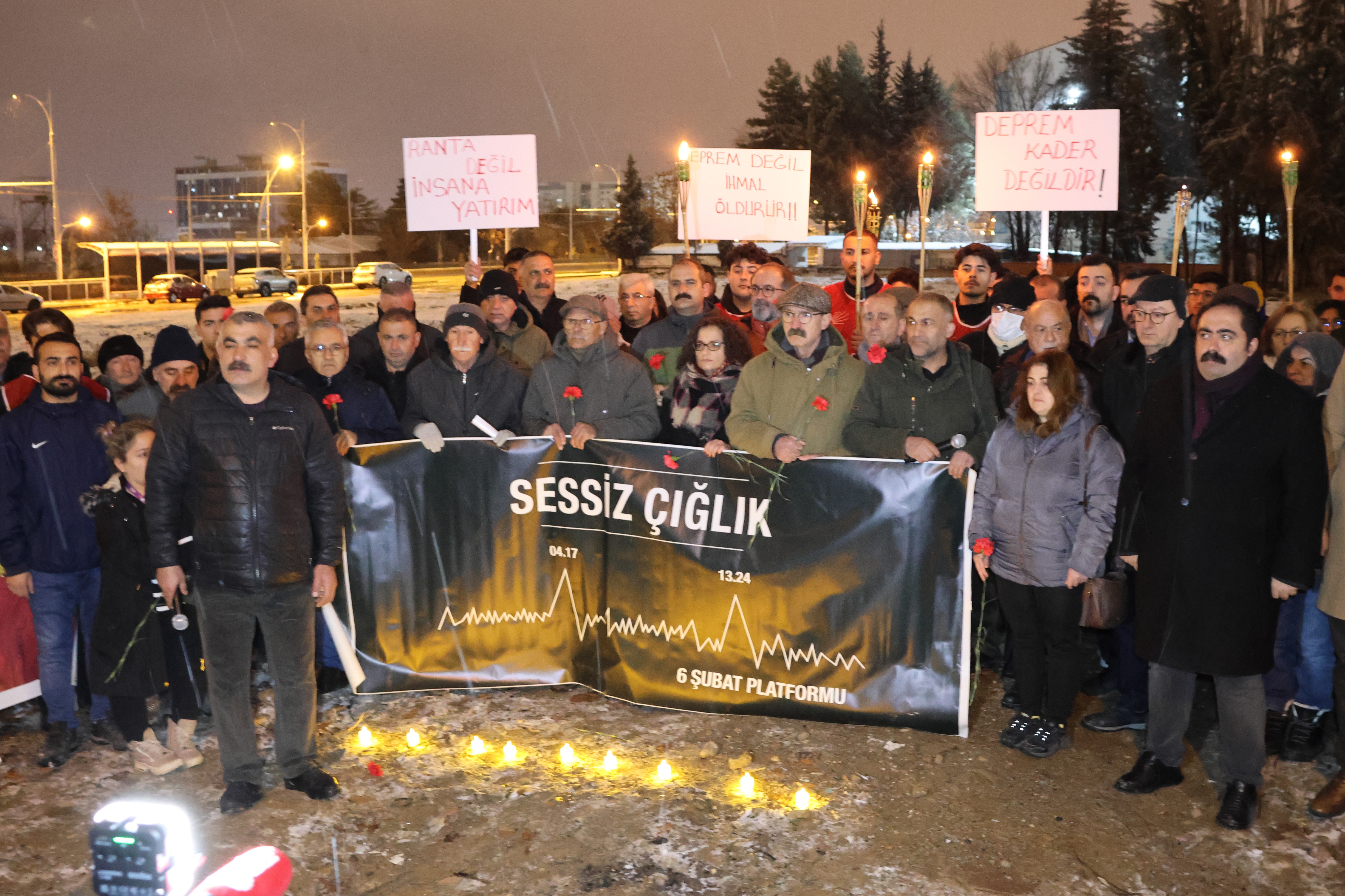 Malatya'da saat 04:17'de depremde yaşamını yitirenler anıldı