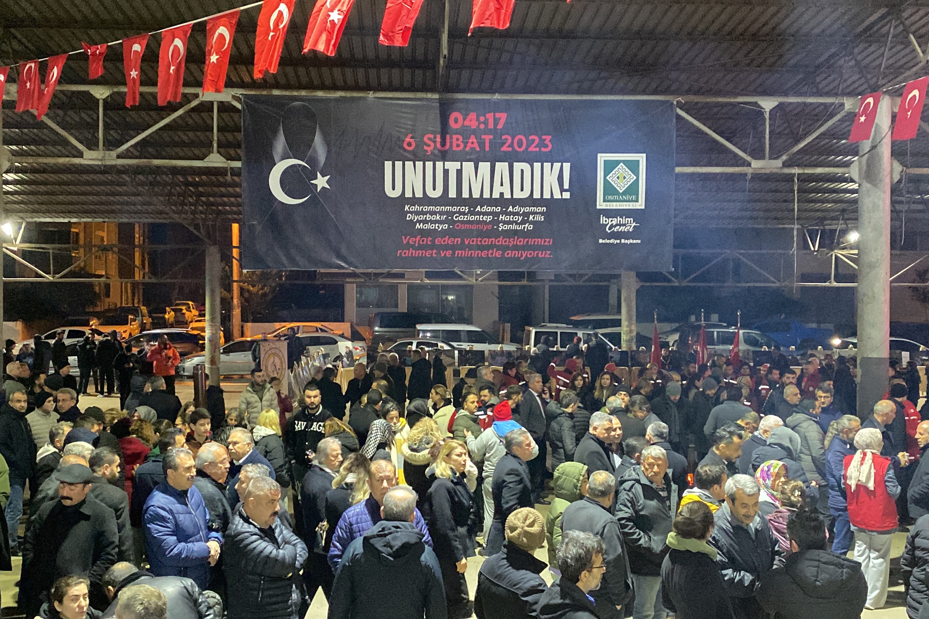 Osmaniye'de saat 04:17'de depremde yaşamını yitirenler anıldı