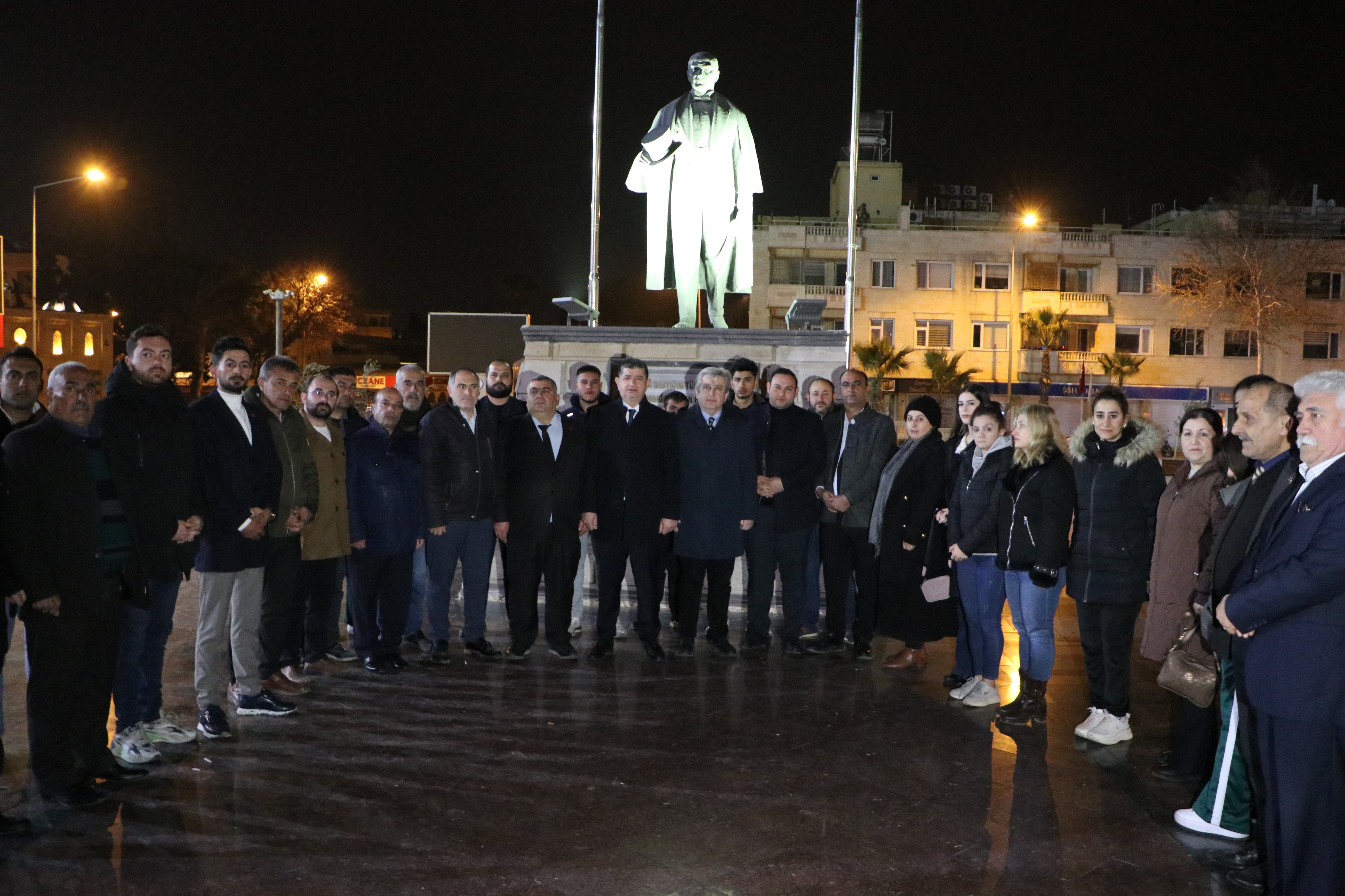 Kilis'te saat 04:17'de depremde yaşamını yitirenler anıldı