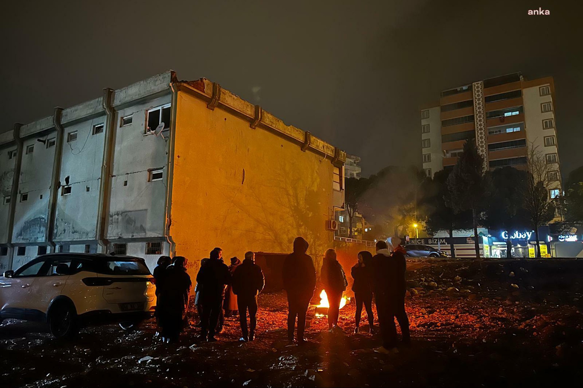 Maraş’ta Hamidiye Sitesi'nde yakınlarını kaybedenler enkaz alanında adalet nöbeti tuttu