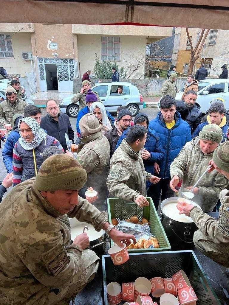 Askerler depremzedelere yardım ediyor