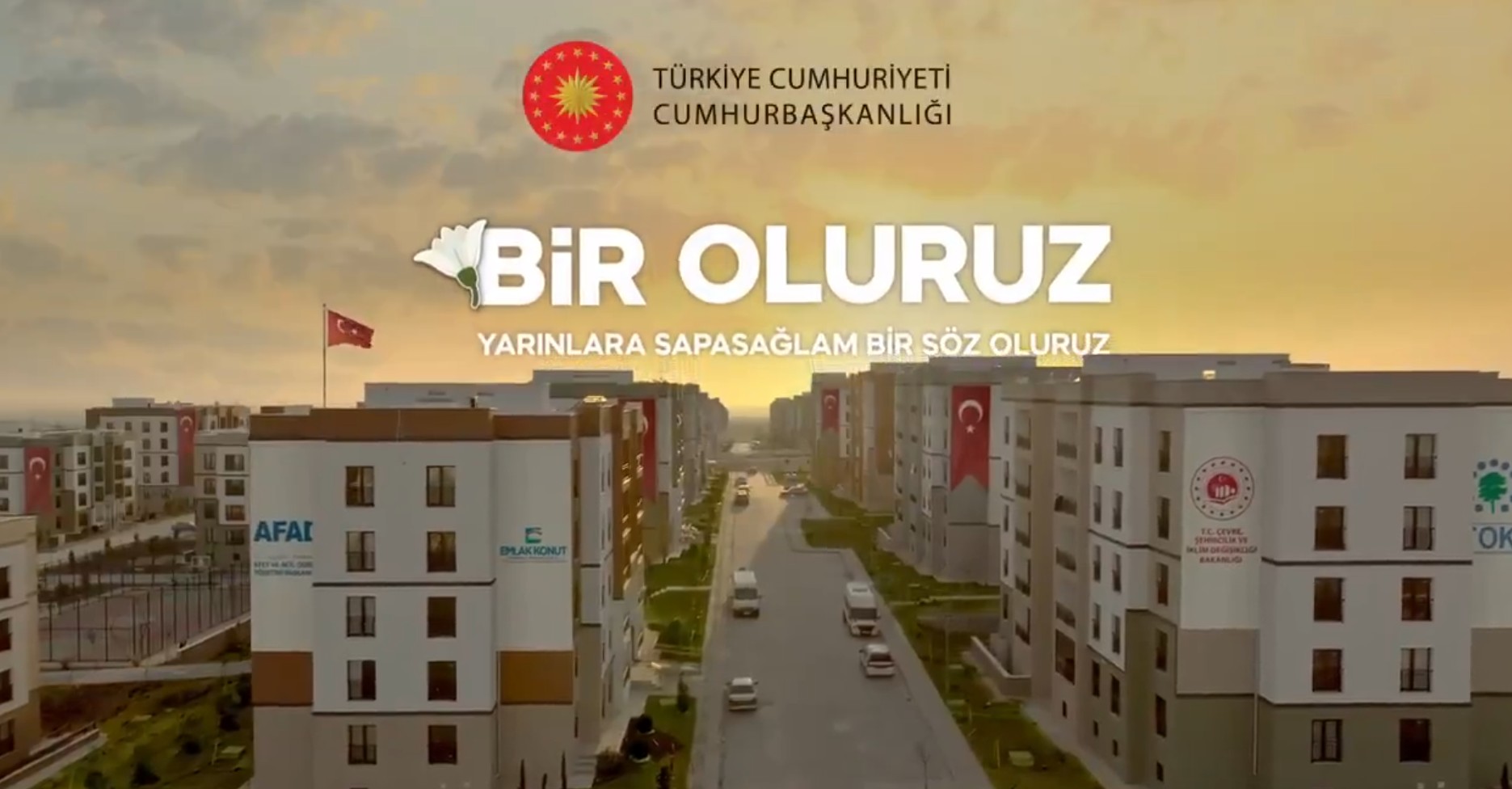 Bir Oluruz videosundan bir görsel