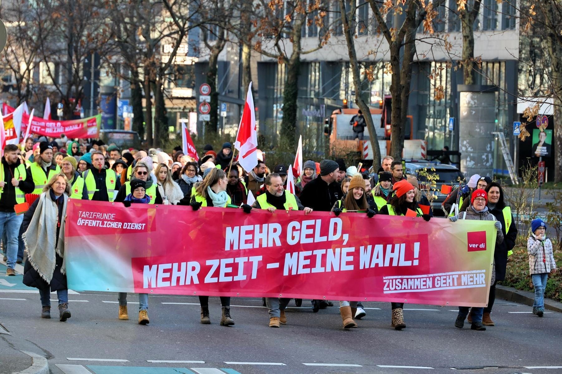 ​​​​​​​Almanya’da kamu emekçilerinin uyarı grevleri devam ediyor