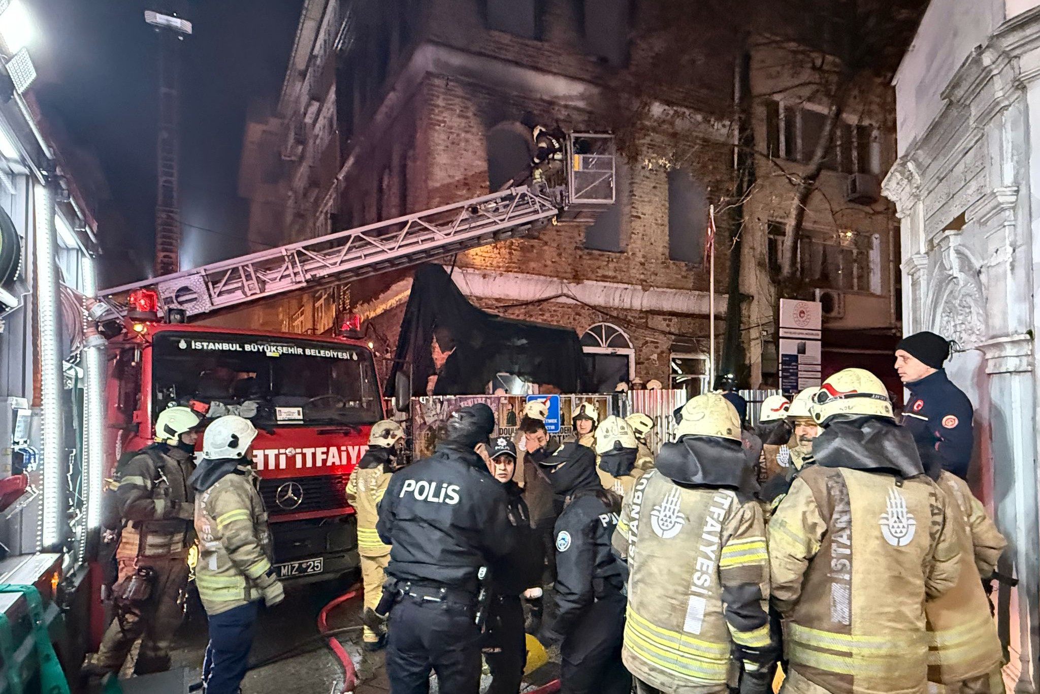 Kadıköy'de, restorasyon çalışması yapılan tarihi binada yangın: 1 kişi yaşamını yitirdi