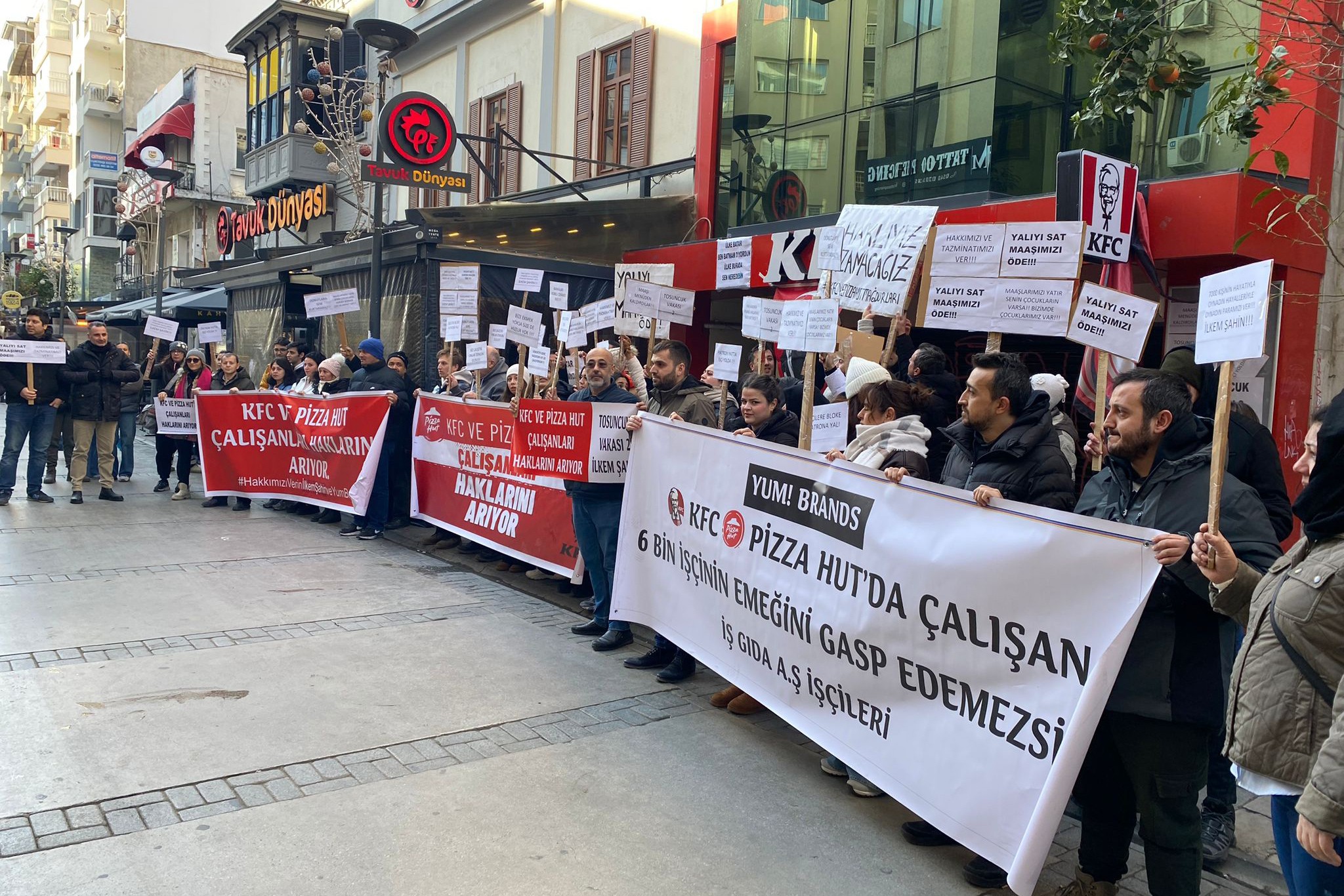 KFC ve Pizza Hut işçileri Alsancak Kıbrıs Şehitleri Caddesinde bulunan KFC önünde basın açıklaması yaptı 