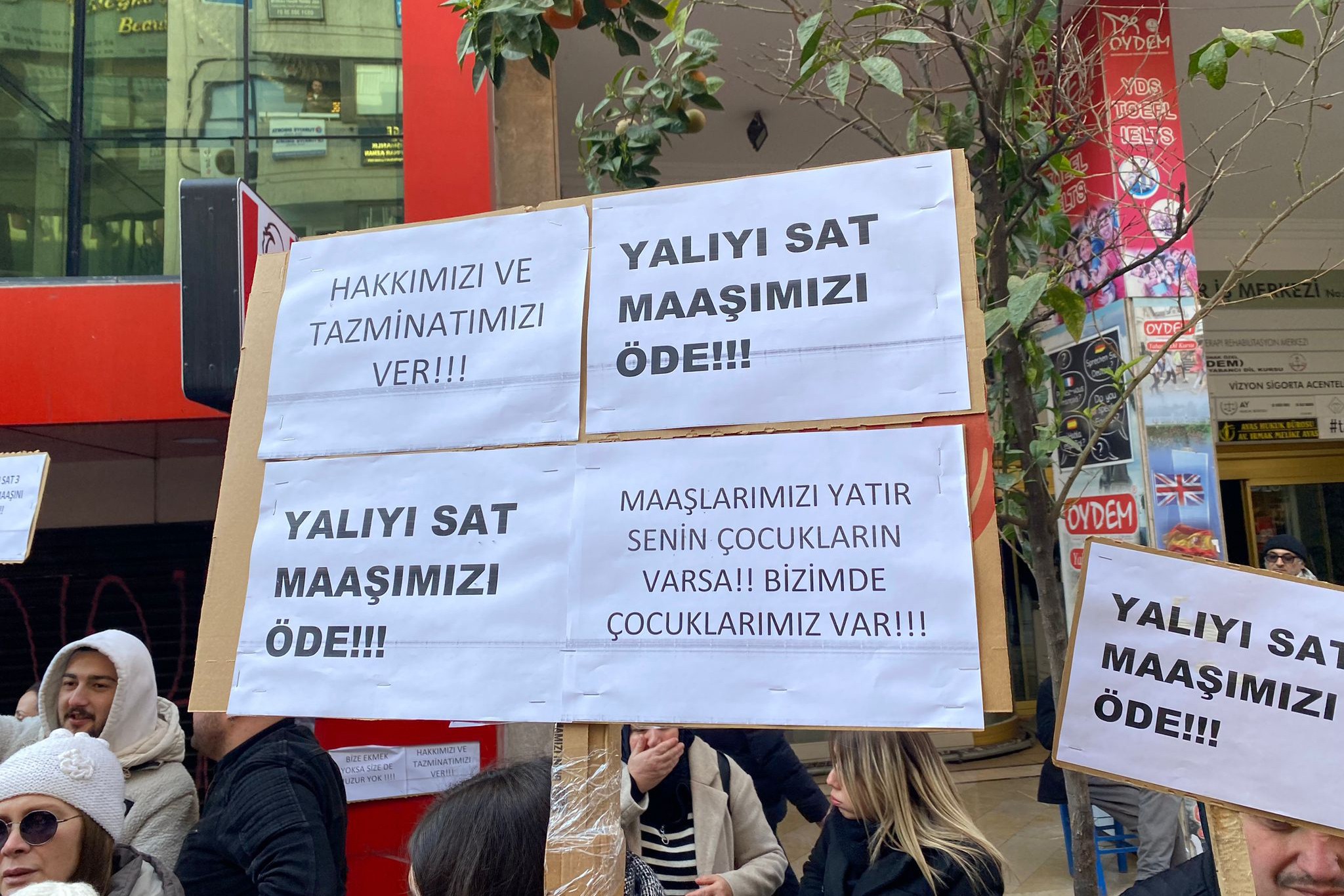 KFC ve Pizza Hut işçileri Alsancak Kıbrıs Şehitleri Caddesinde bulunan KFC önünde basın açıklaması yaptı 