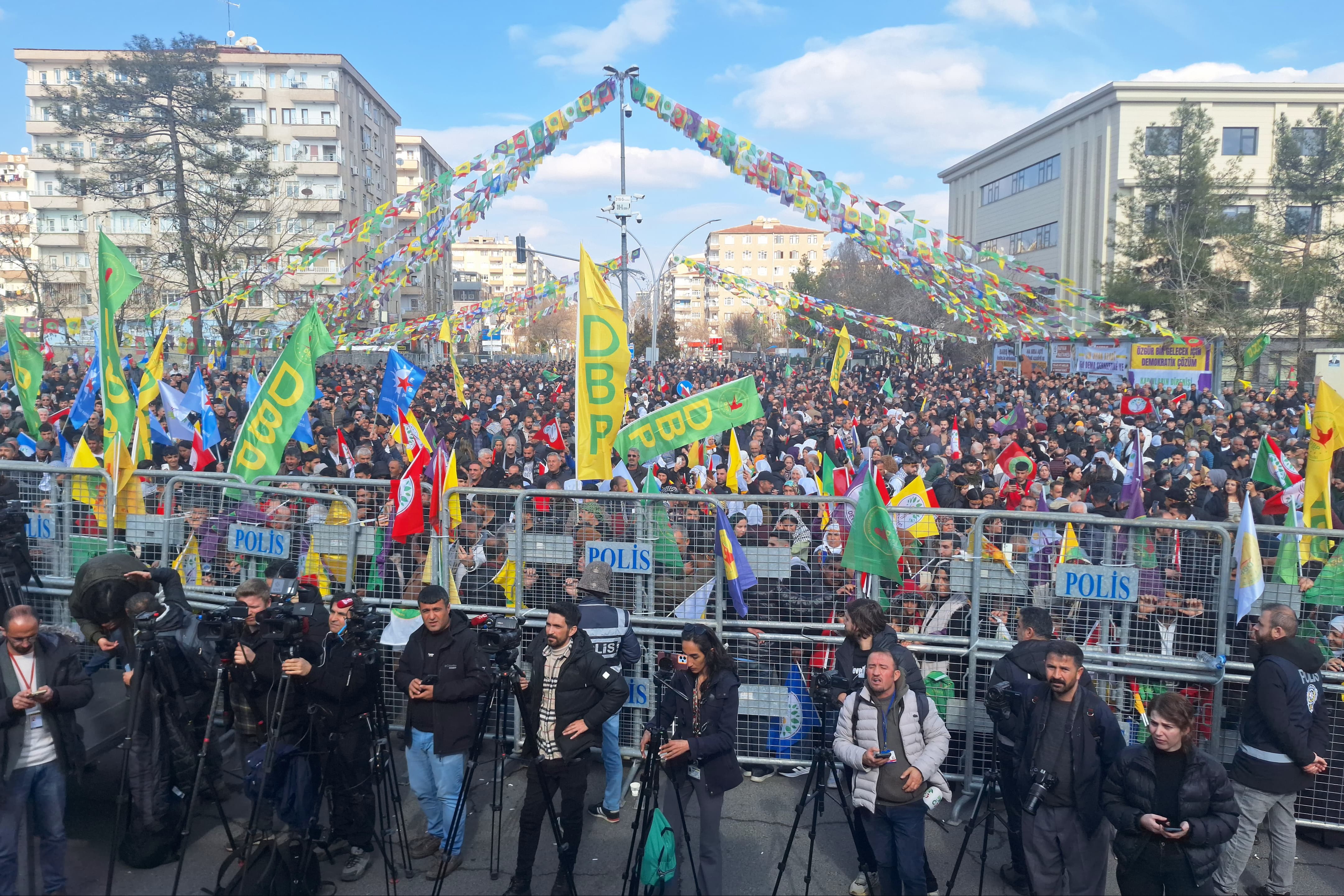 Diyarbakır’da “Barış için özgürlük’ mitingi: "Türkiye’de barış, Rojava’da savaş olmaz"