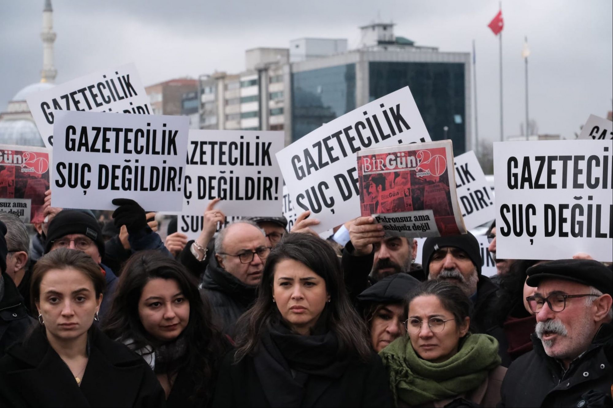 Basın meslek örgütleri BirGün için adliye önünde: "Mücadele etmeye devam edeceğiz"