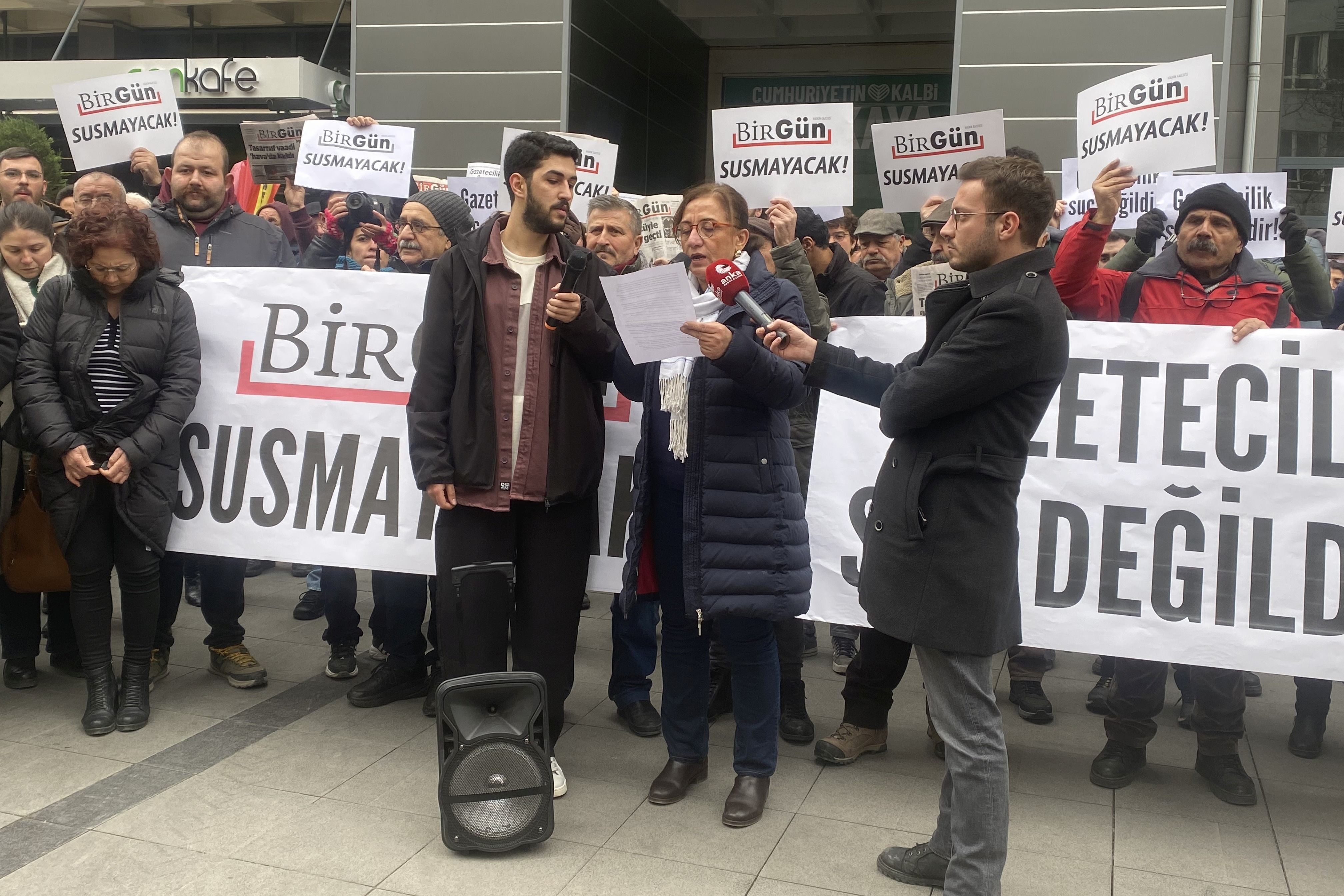 "Baskılara karşı yazmaya ve okumaya devam edeceğiz"