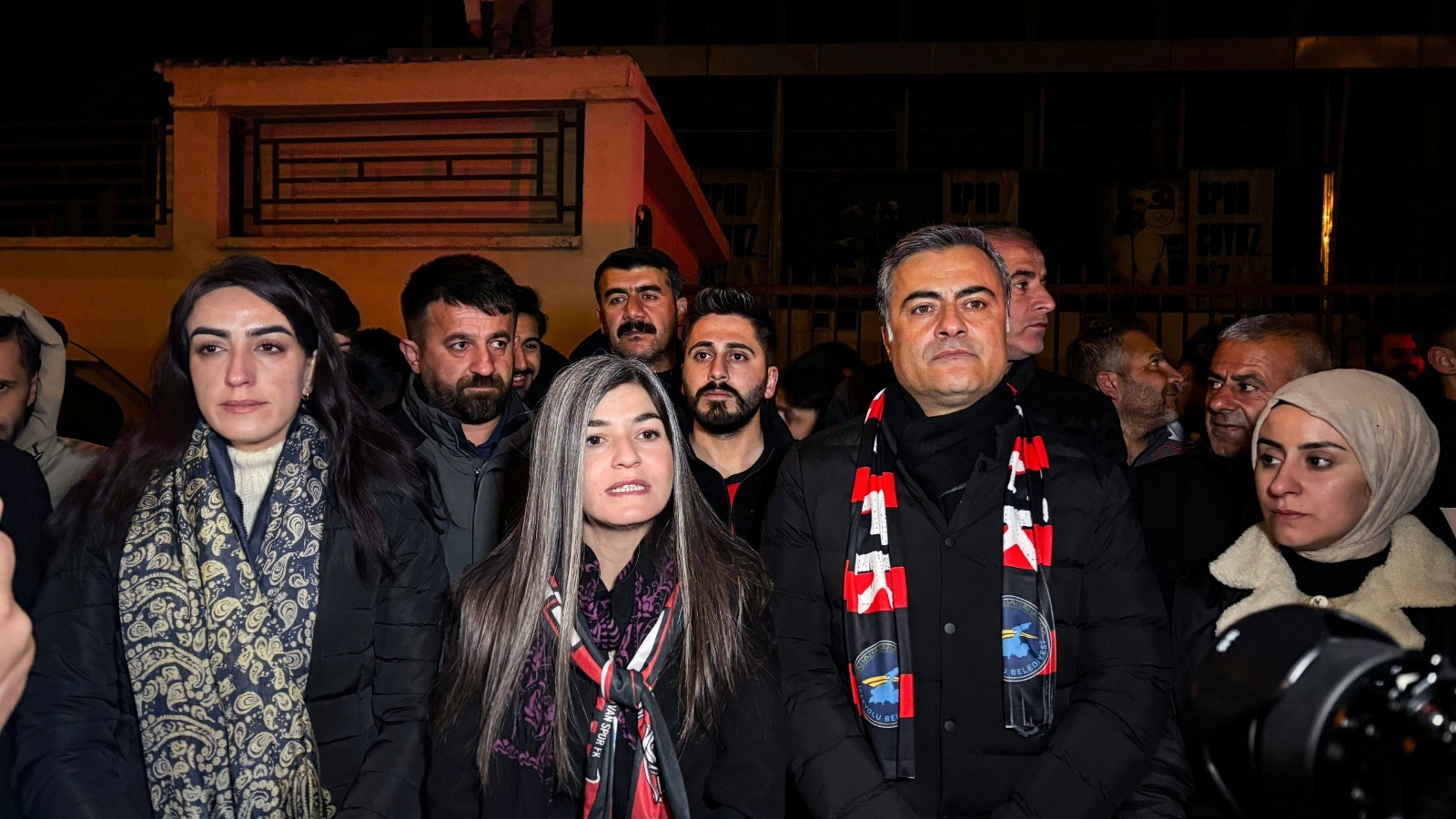 Elazığspor deplasmanında saldırıya uğrayan Vanspor kafilesini, Van’a dönüşlerinde Neslihan Şedal ve Abdullah Zeydan dahil büyük bir kalabalık karşıladı.