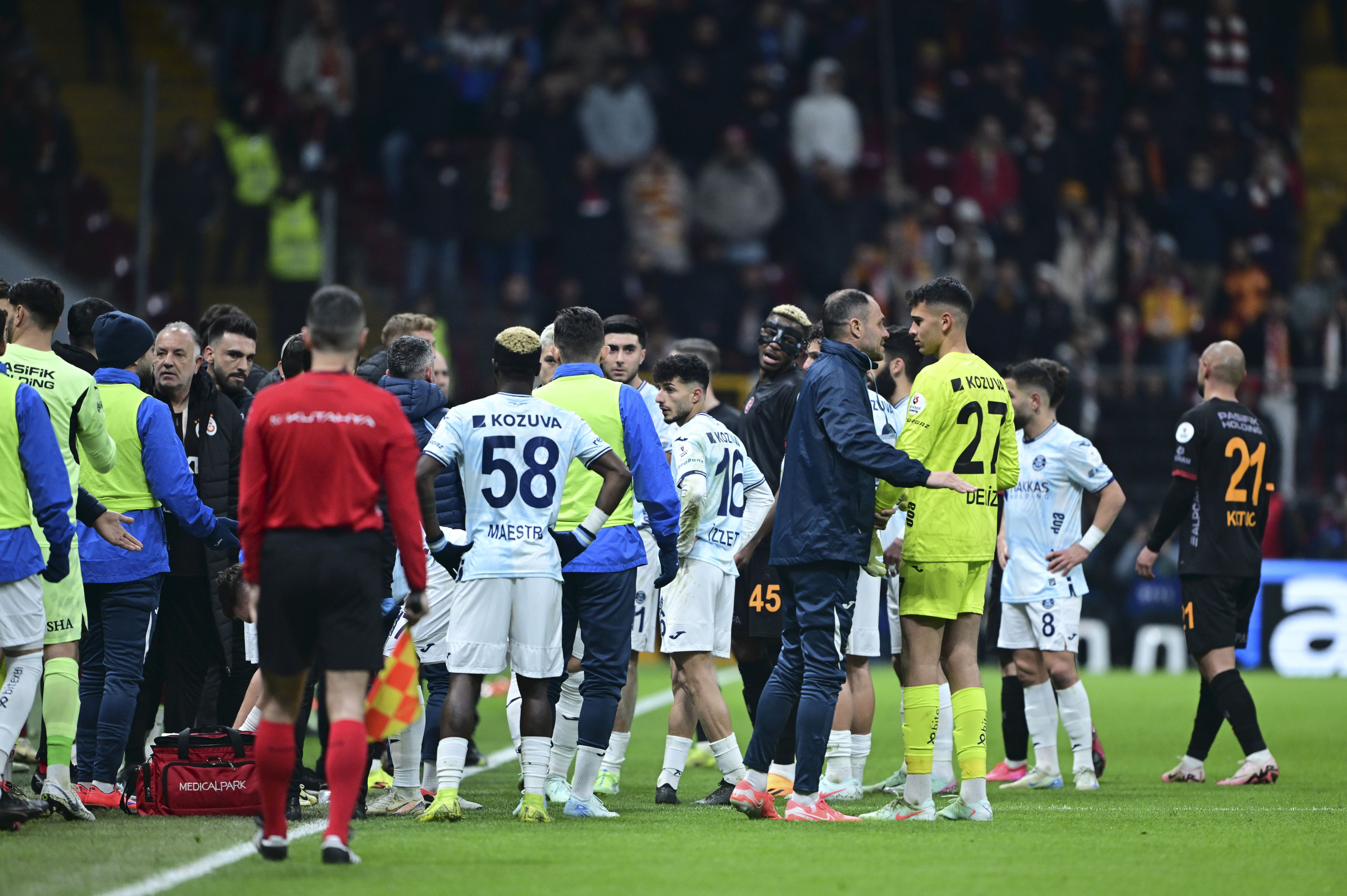 Adana Demirspor, Galatasaray maçında sahadan çekildi