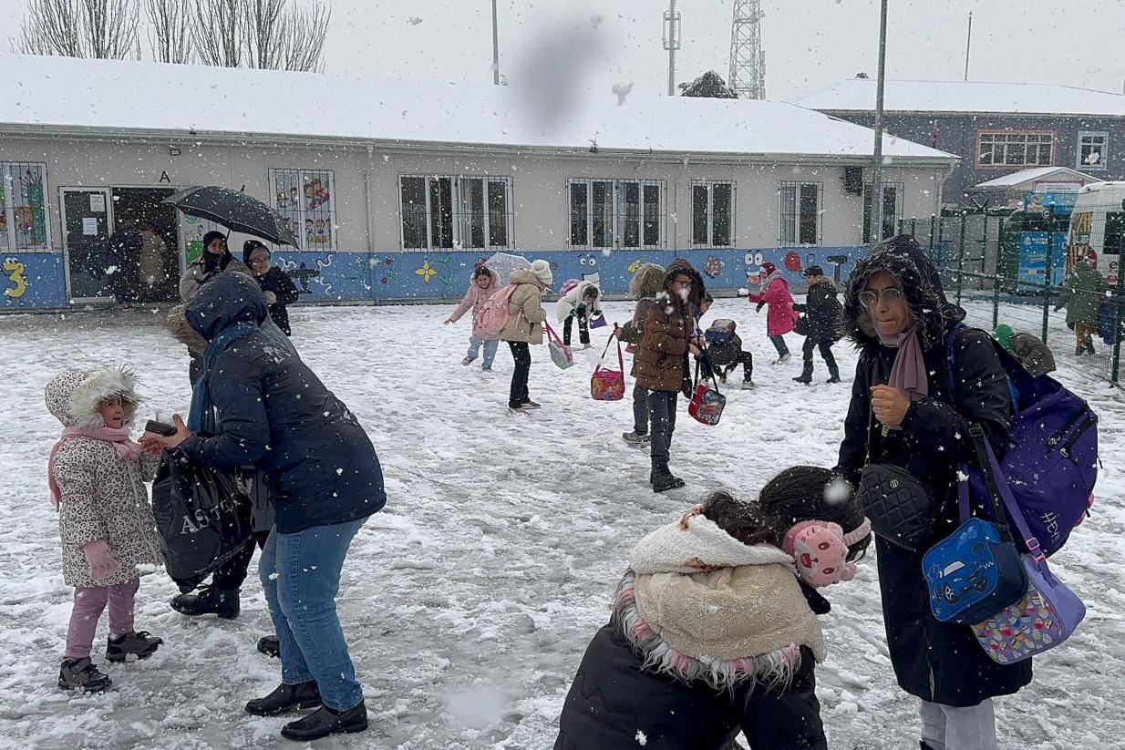 İstanbul'da kar yağışı: 9 ilçede eğitime ara verildi