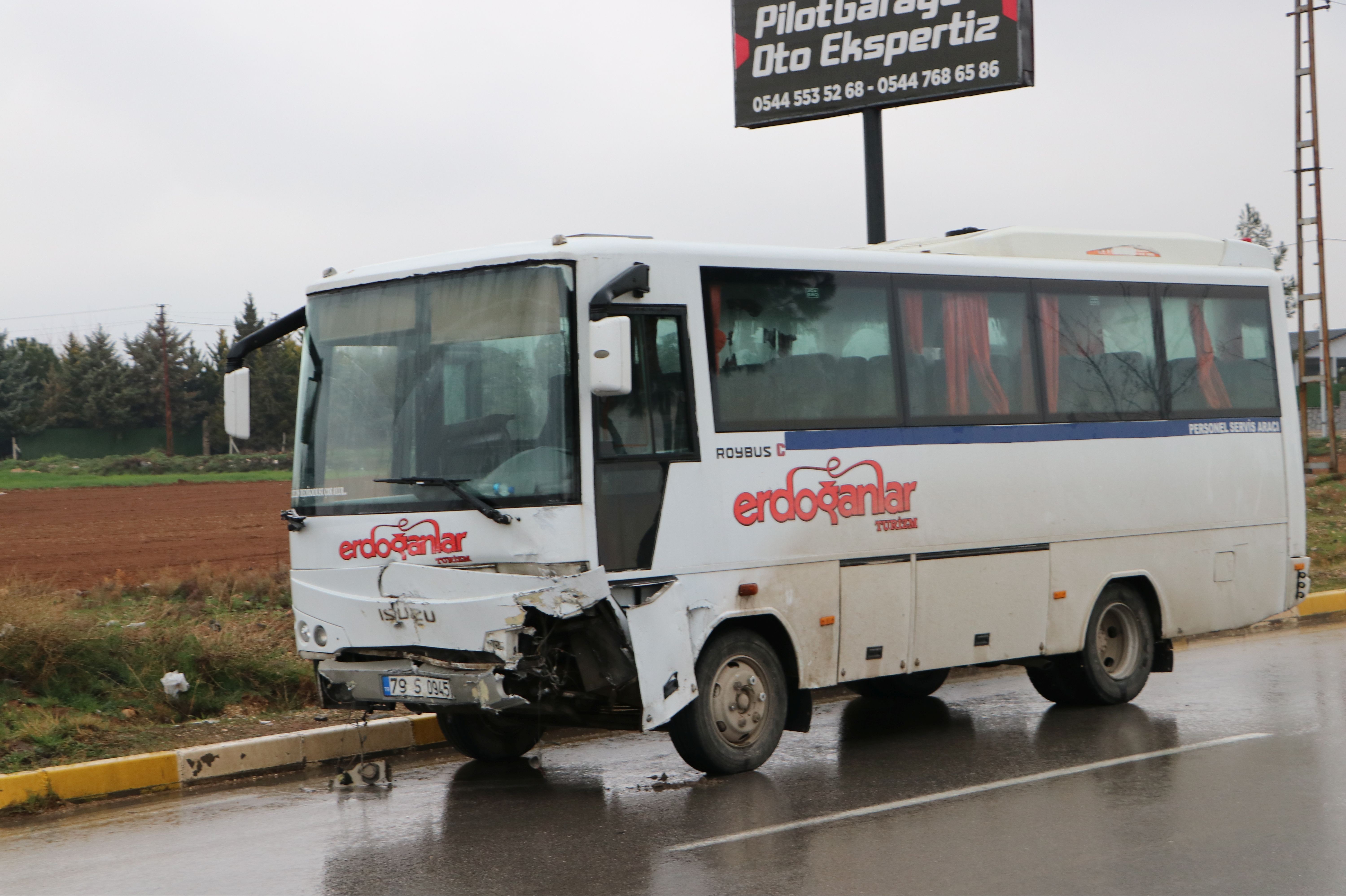 Kilis'te işçi servisi ile otomobilin çarpıştığı kazada 3 kişi yaralandı