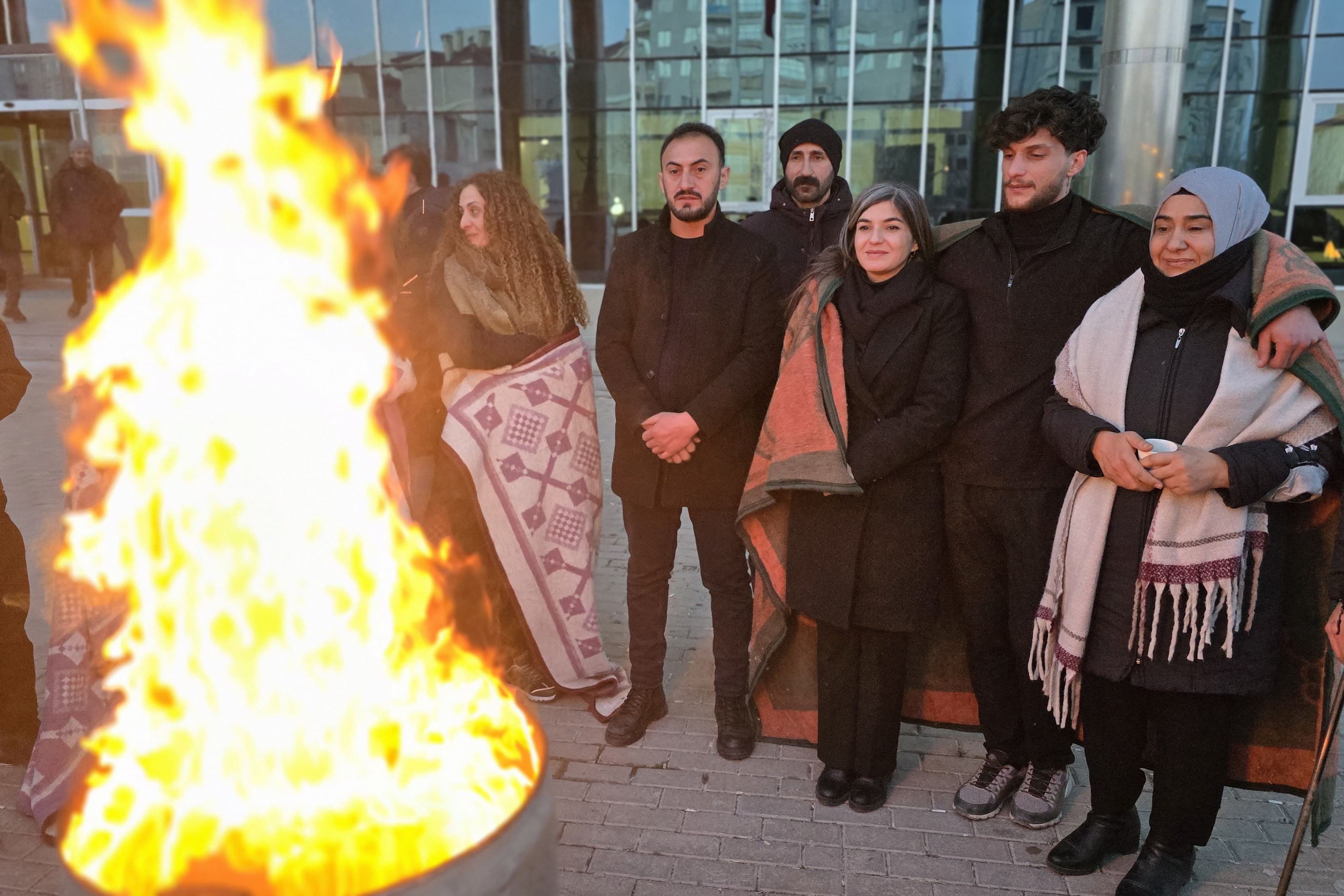 Van'da halk, olası irade gasbına karşı geceyi belediye önünde geçirdi