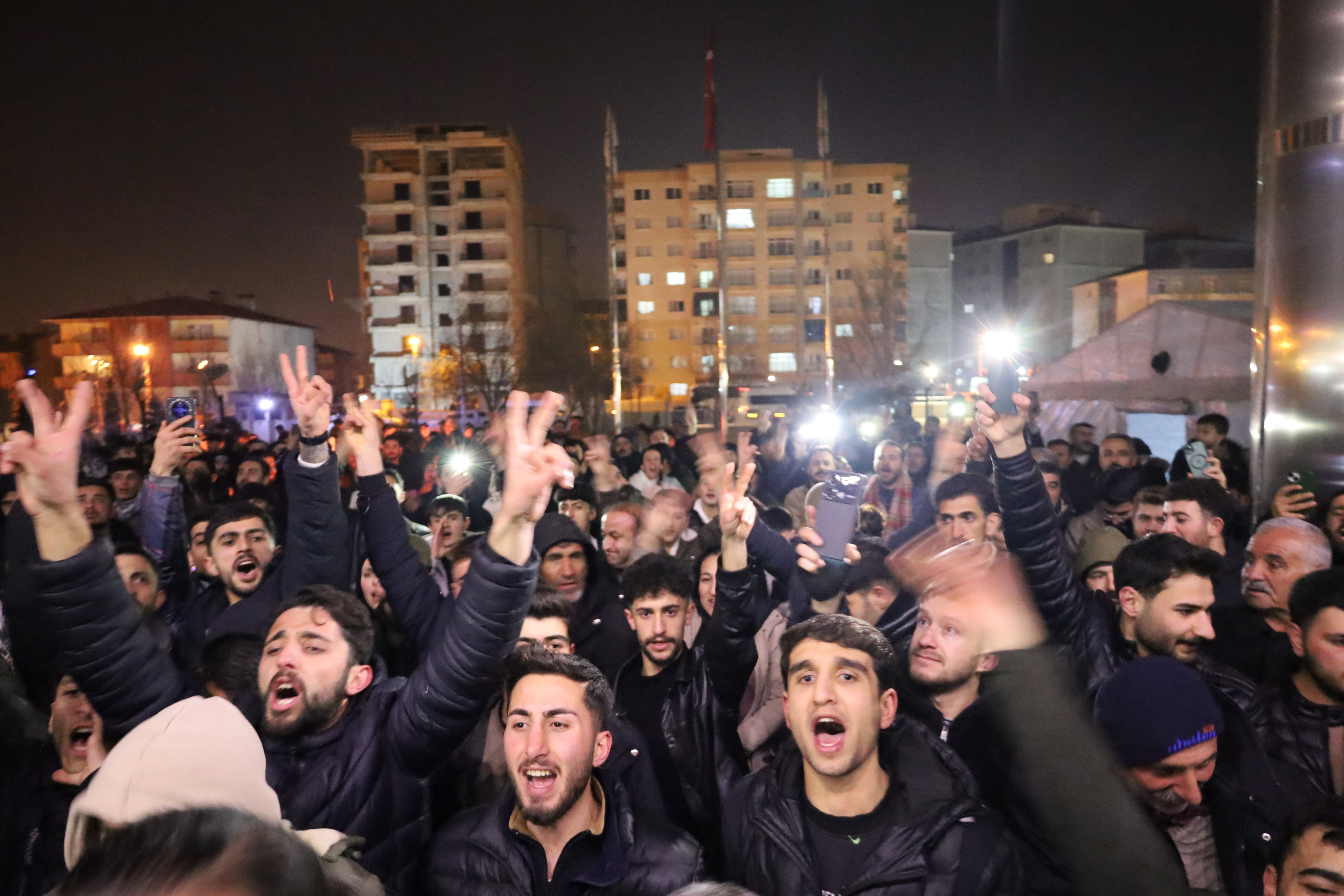 Van'da halk, olası irade gasbına karşı geceyi belediye önünde geçirdi