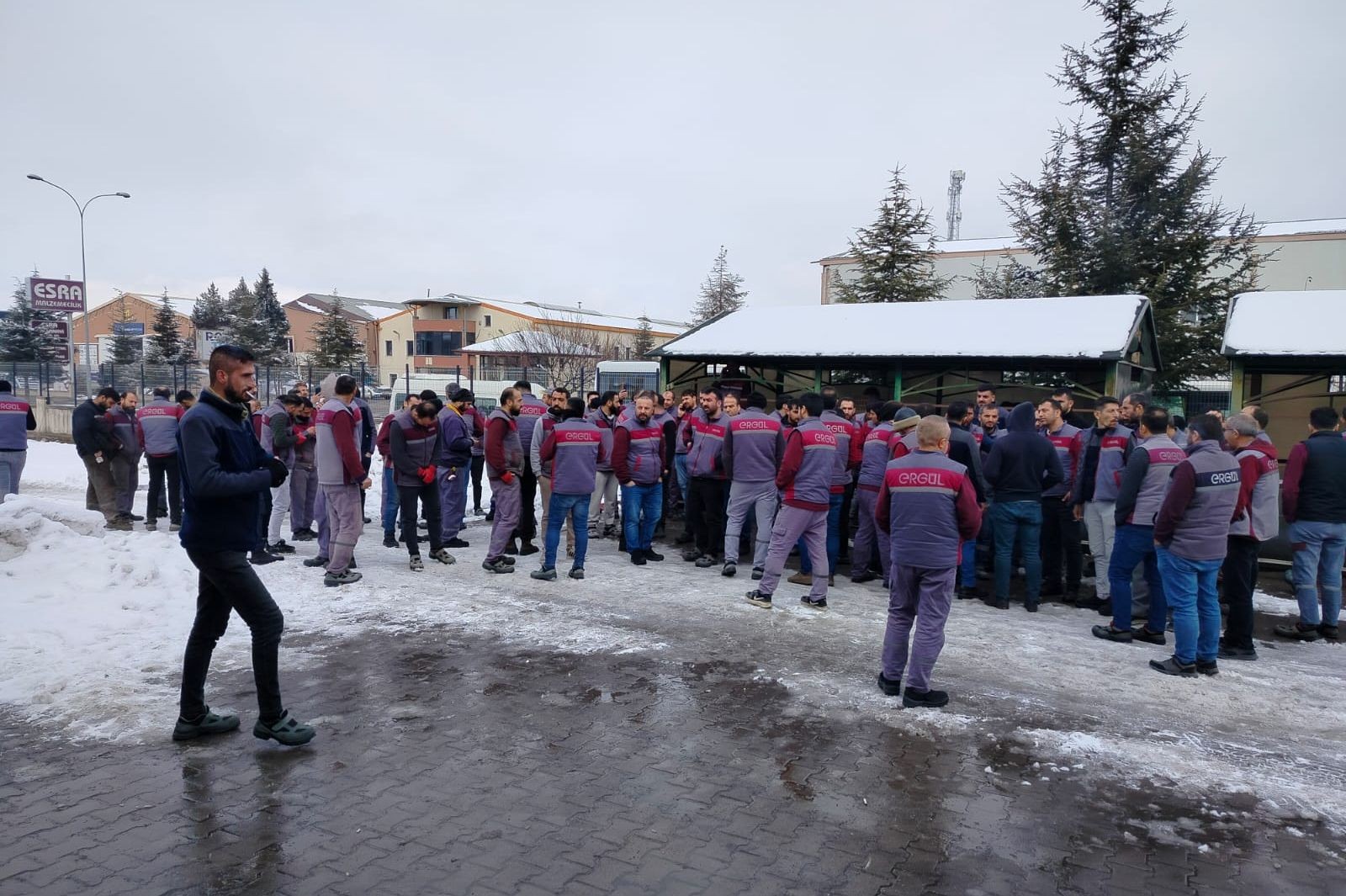 Ergül Mobilya’da işçiler düşük ücret zammına karşı iş bıraktı