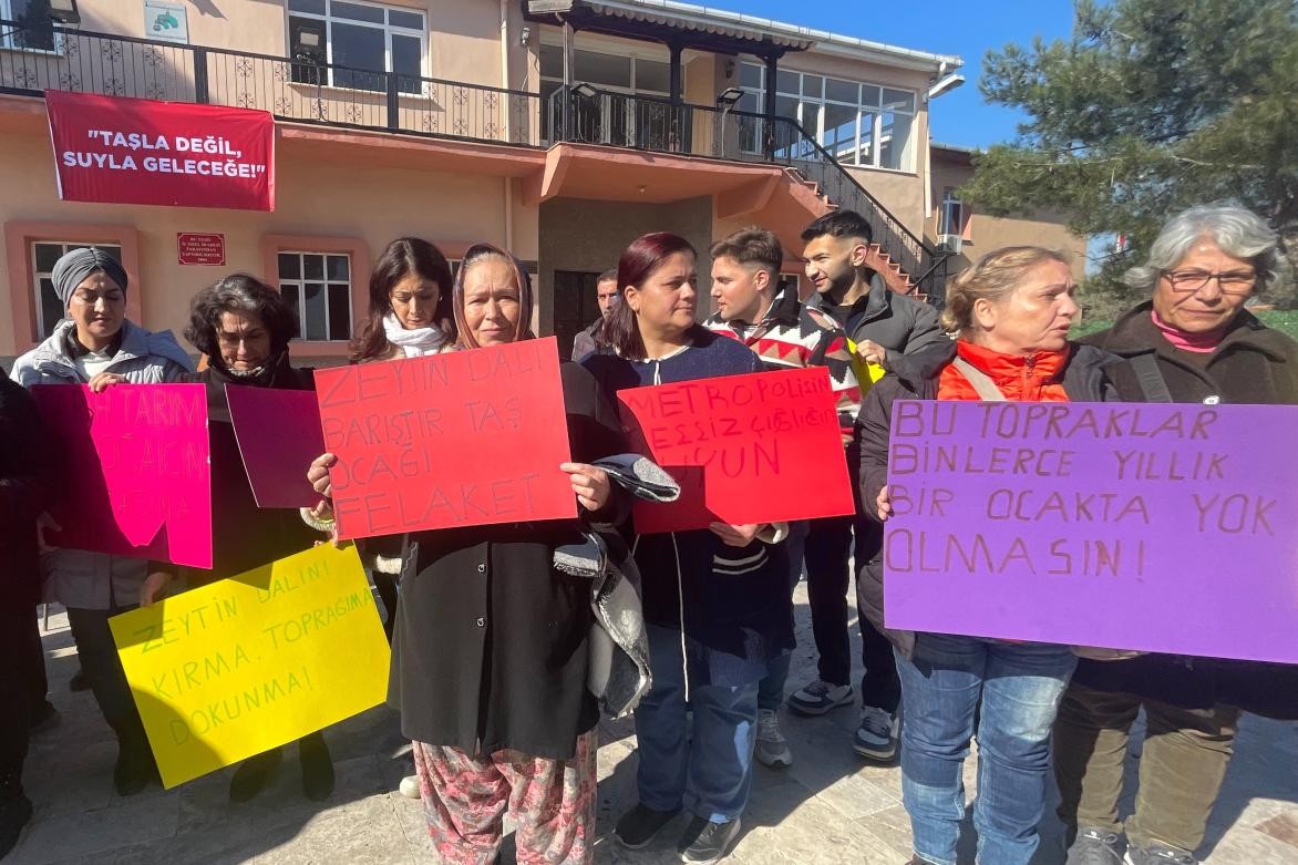 Taşocağını protesto edenler ellerinde dövizlerle