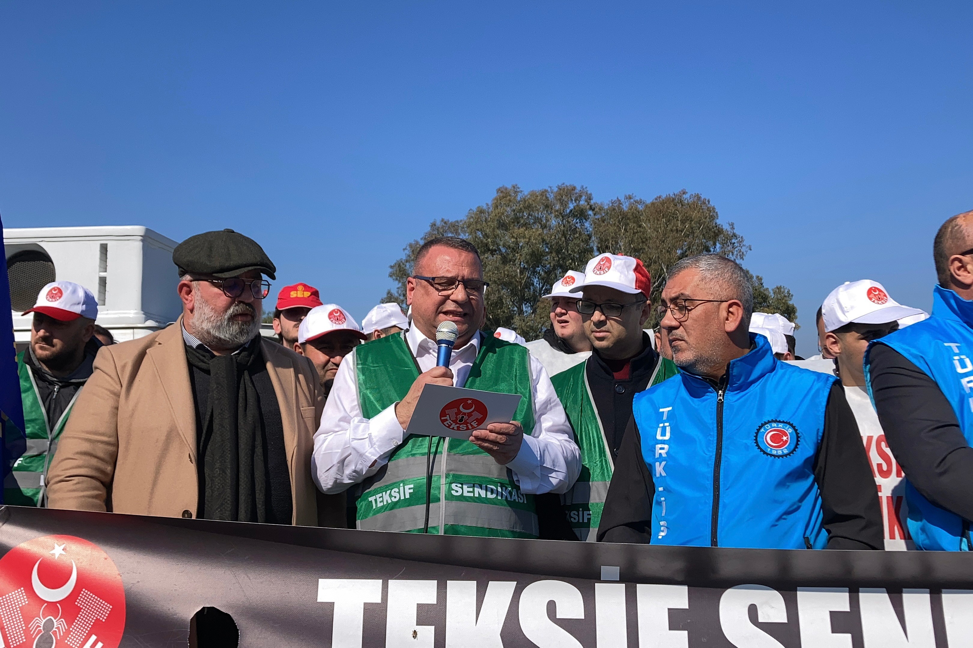 Digel tekstil işçilerinin Alman Konsolosluğu önünki açıklamada konuşan TEKSİF Sendikası Genel Sekreteri Mehmet Kafa 