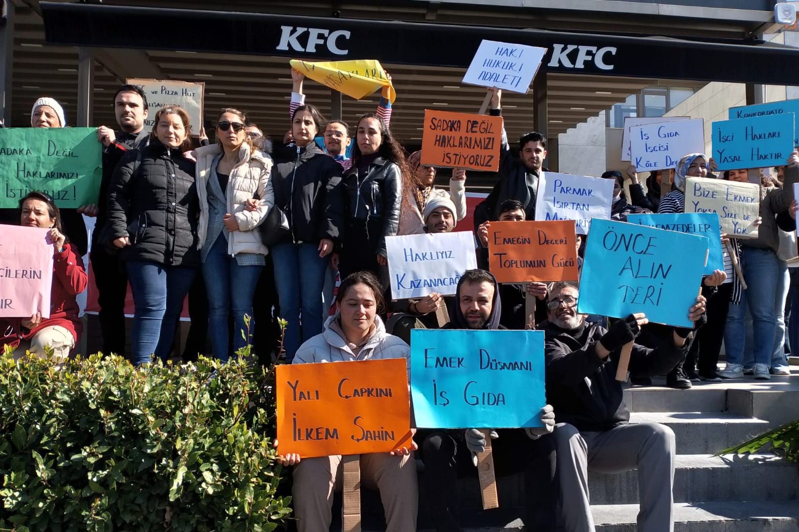 KFC Türkiye ve Pizza Hut işçilerinin eylemleri sürüyor | Direnen işçiler yalnız değildir