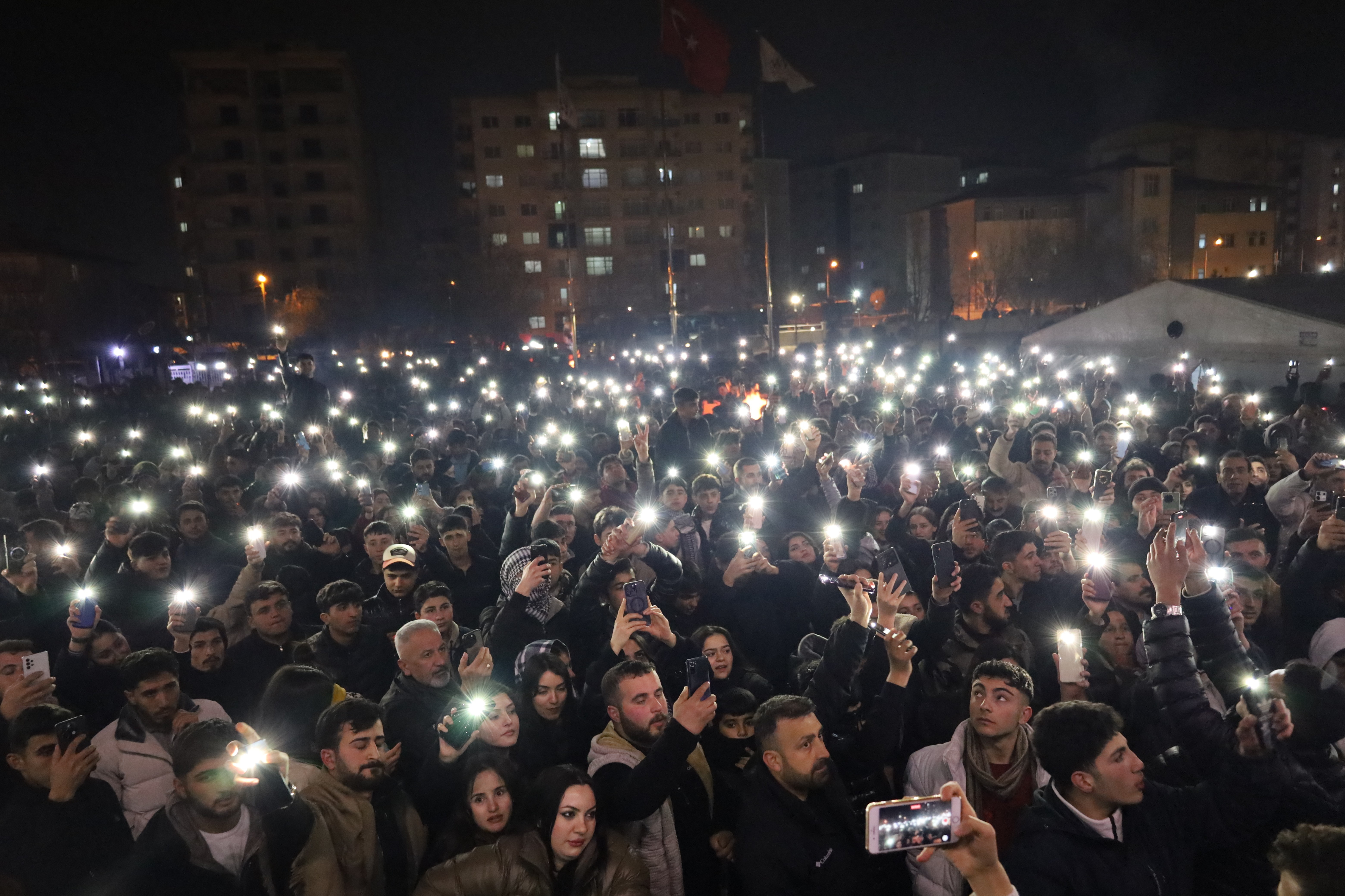 Van'da coşkulu direniş: Yurttaşlar belediye önünde