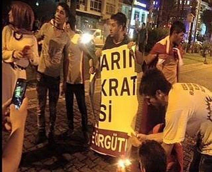 Alanya'da polis HDP tabelasını indirip ırkçı gruba verdi!